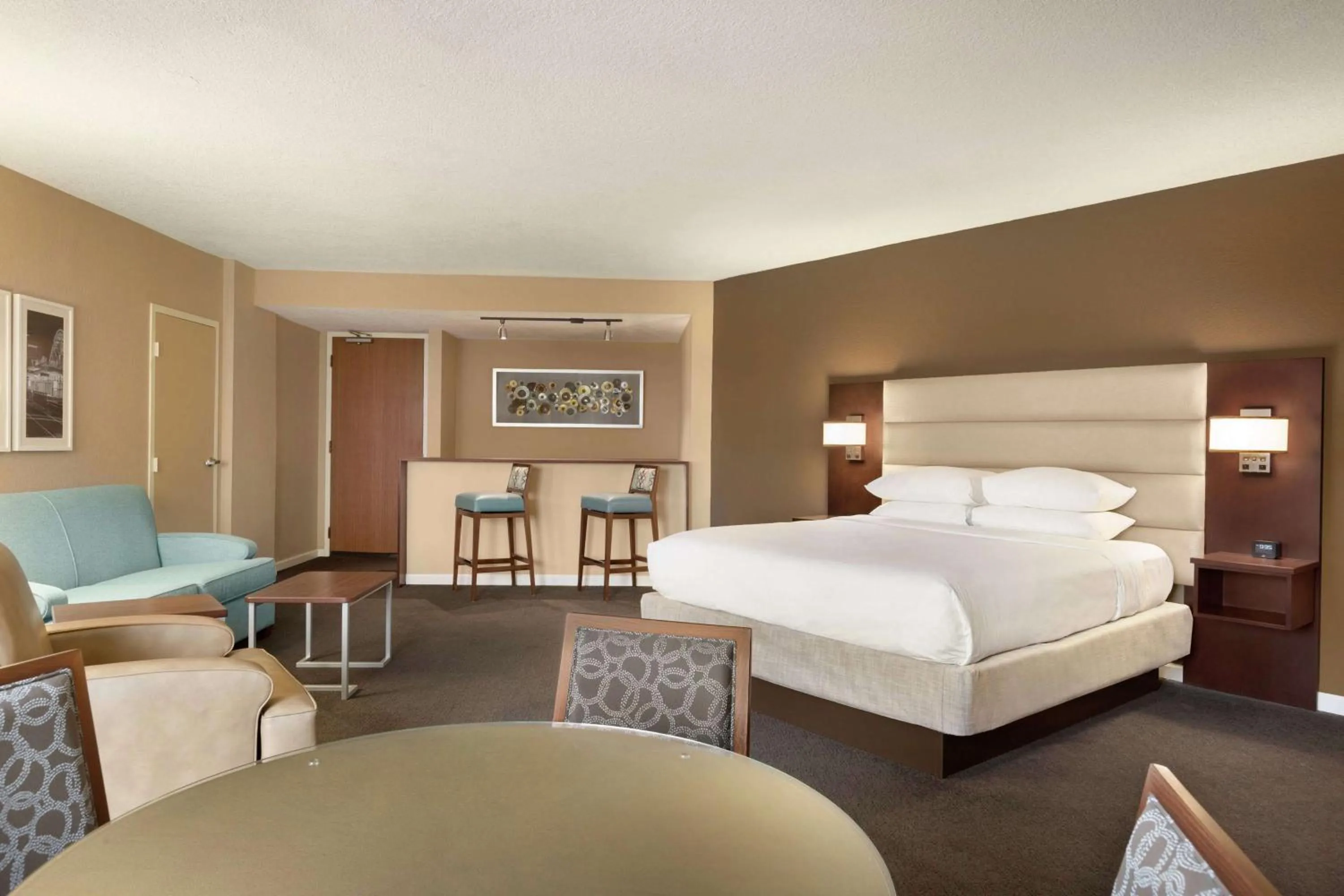 Living room, Bed in DoubleTree by Hilton Orlando Downtown