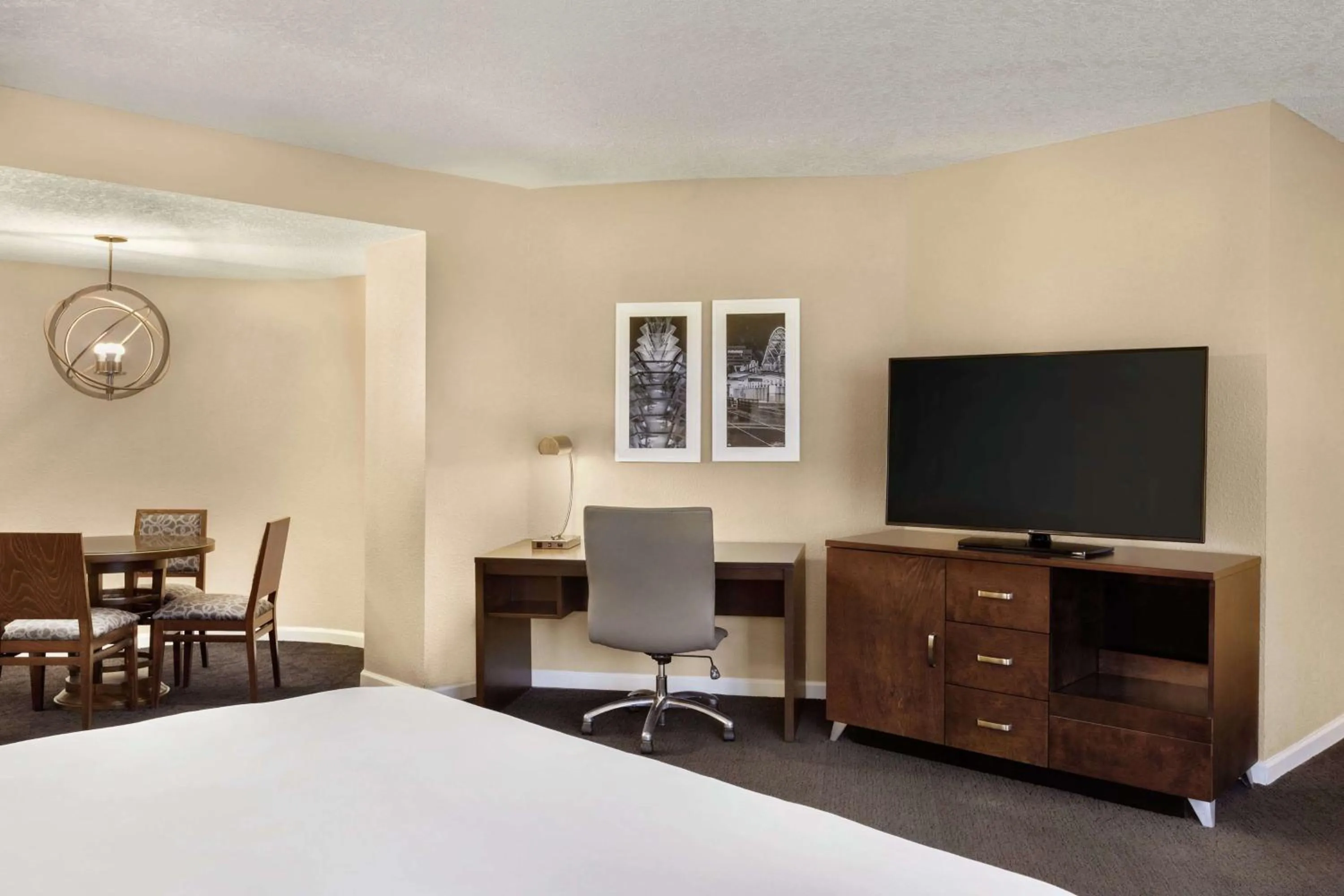Photo of the whole room, Bed in DoubleTree by Hilton Orlando Downtown