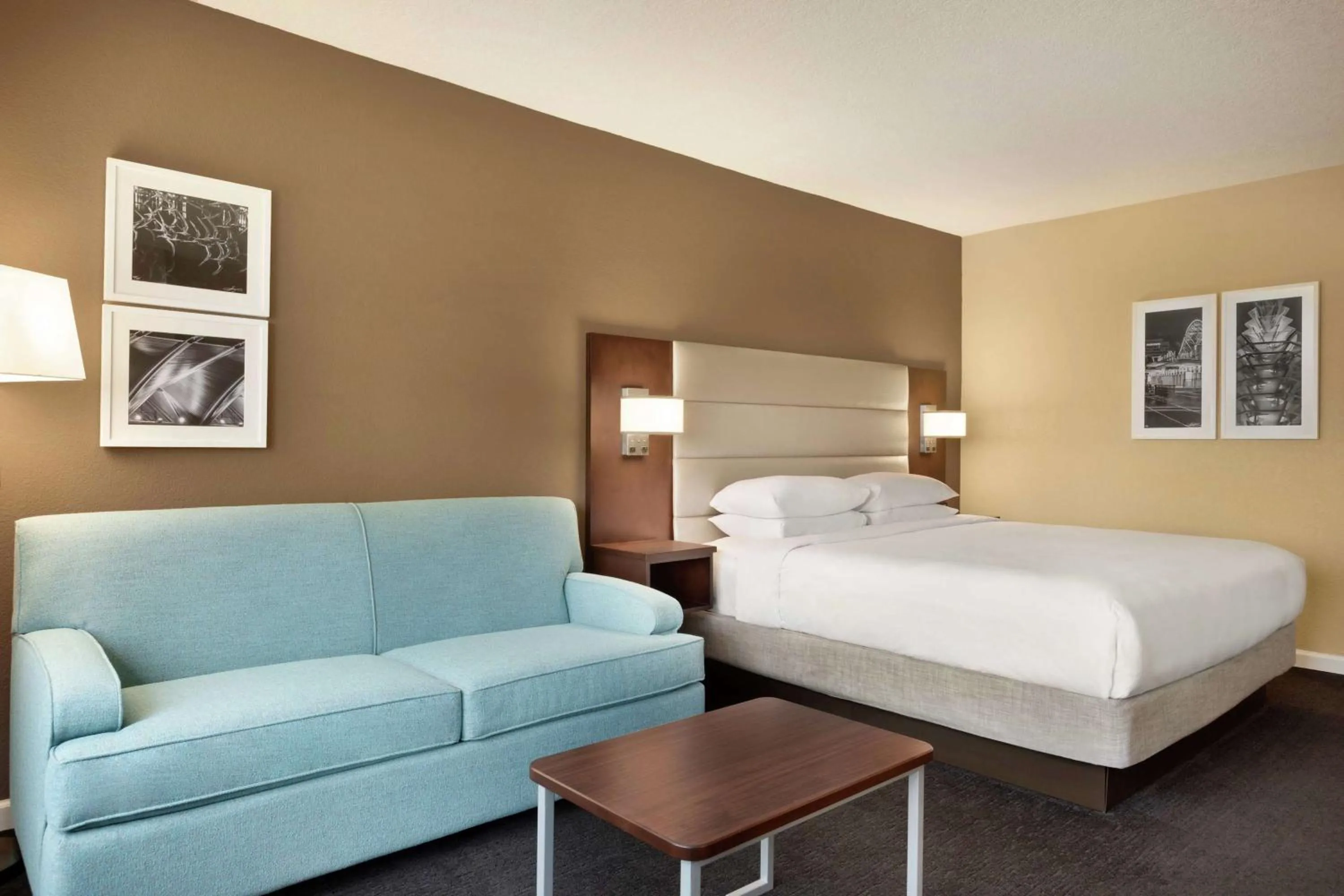 Living room, Bed in DoubleTree by Hilton Orlando Downtown