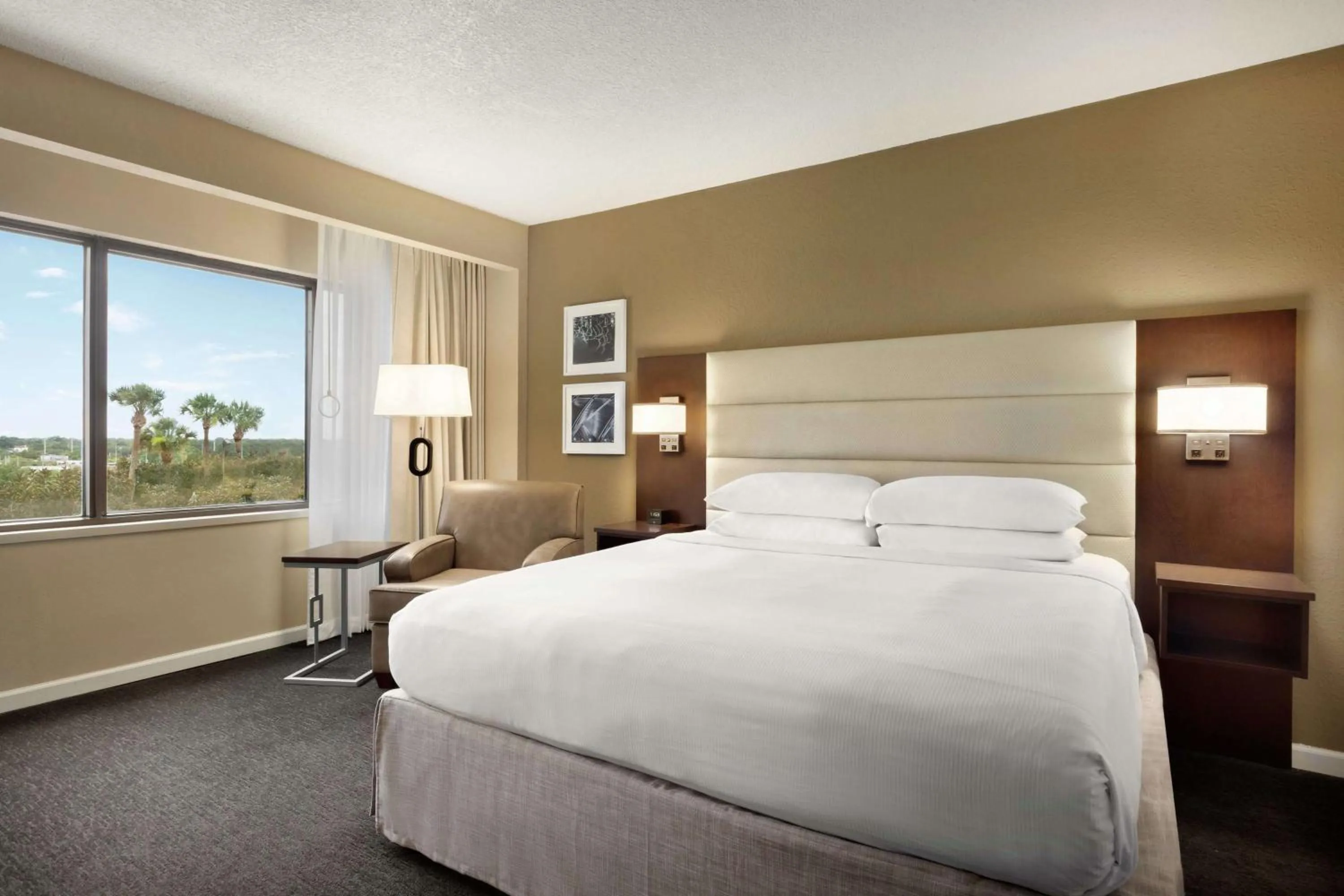 Photo of the whole room, Bed in DoubleTree by Hilton Orlando Downtown