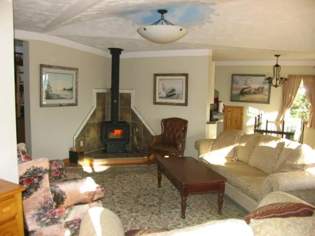 Living room in Higgin's Inn