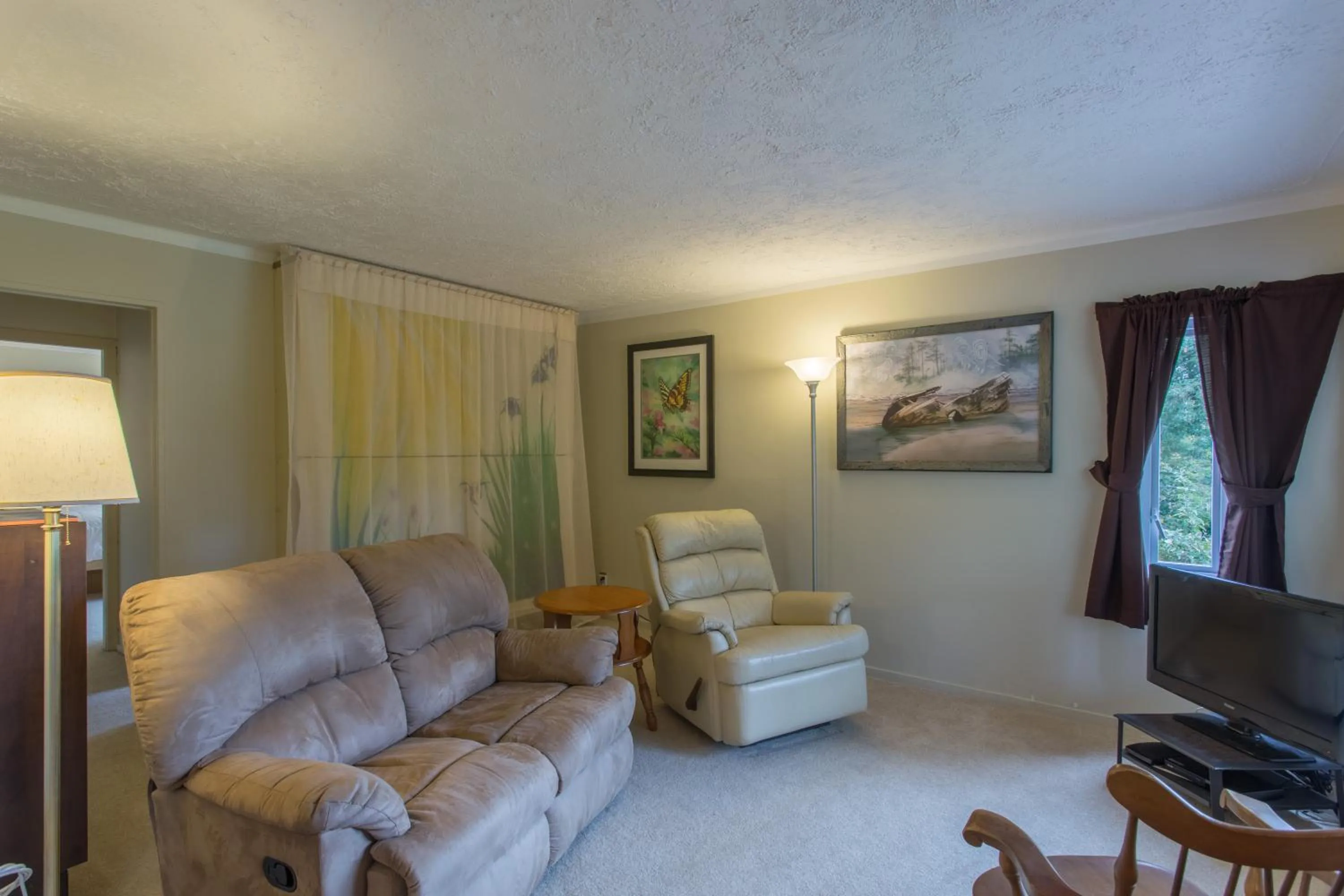 Living room in Higgin's Inn