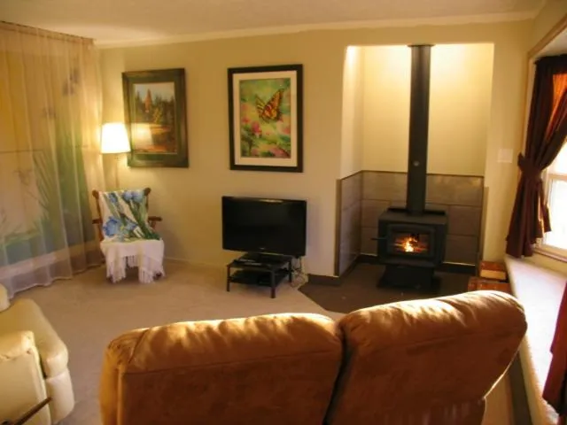 Living room in Higgin's Inn