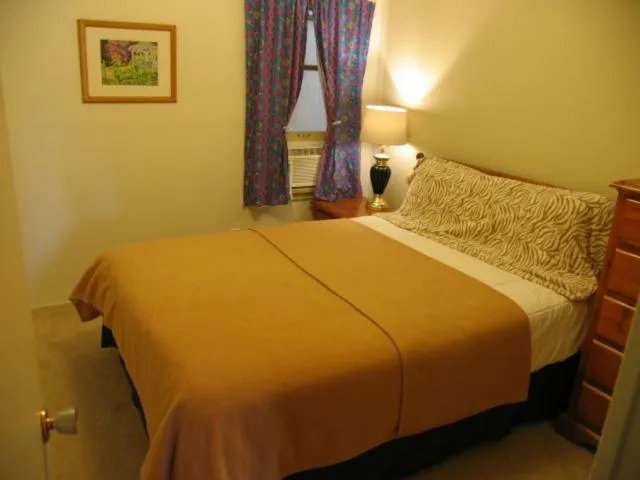 Photo of the whole room, Bed in Higgin's Inn
