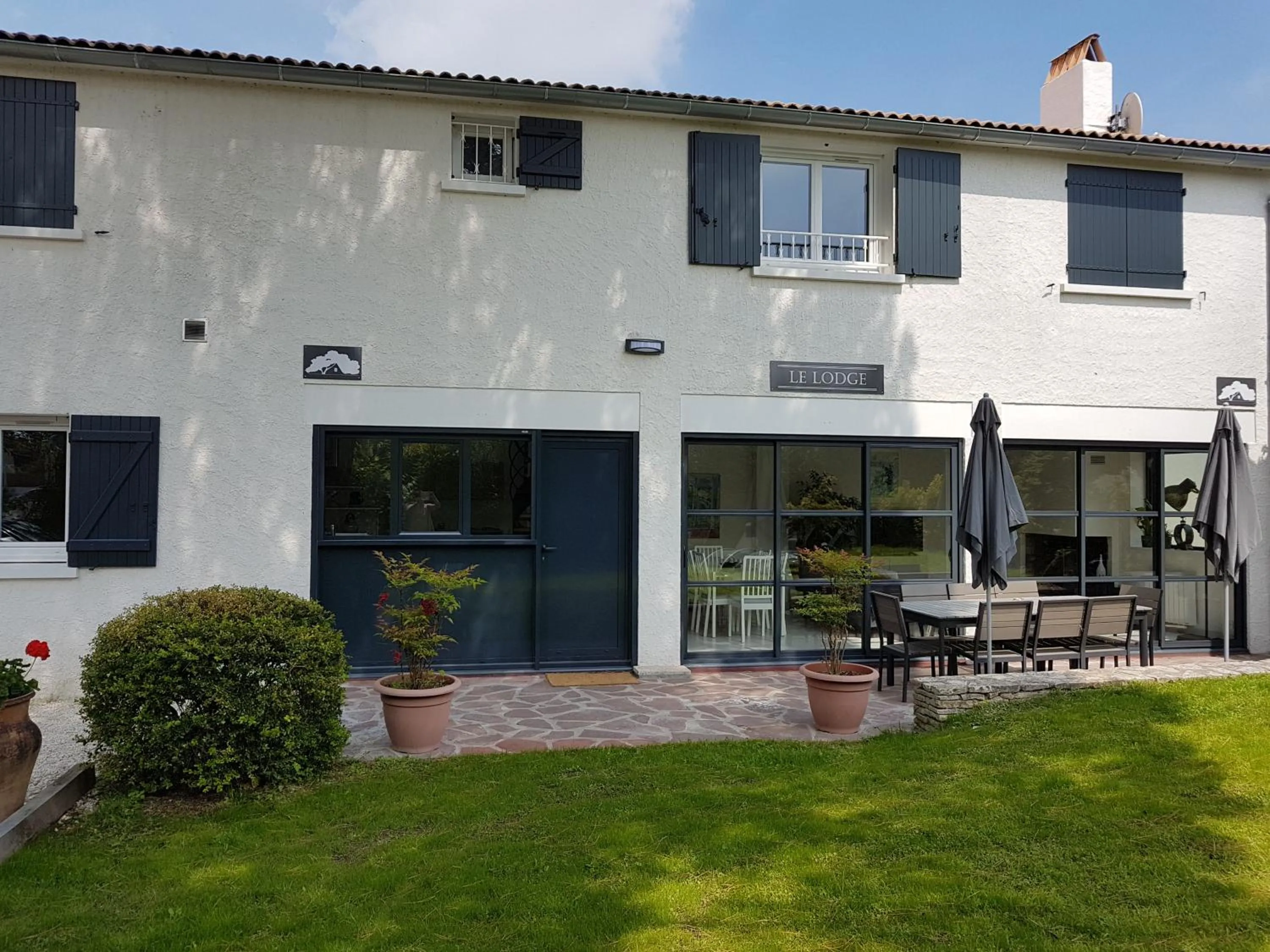 Property building in Le lodge