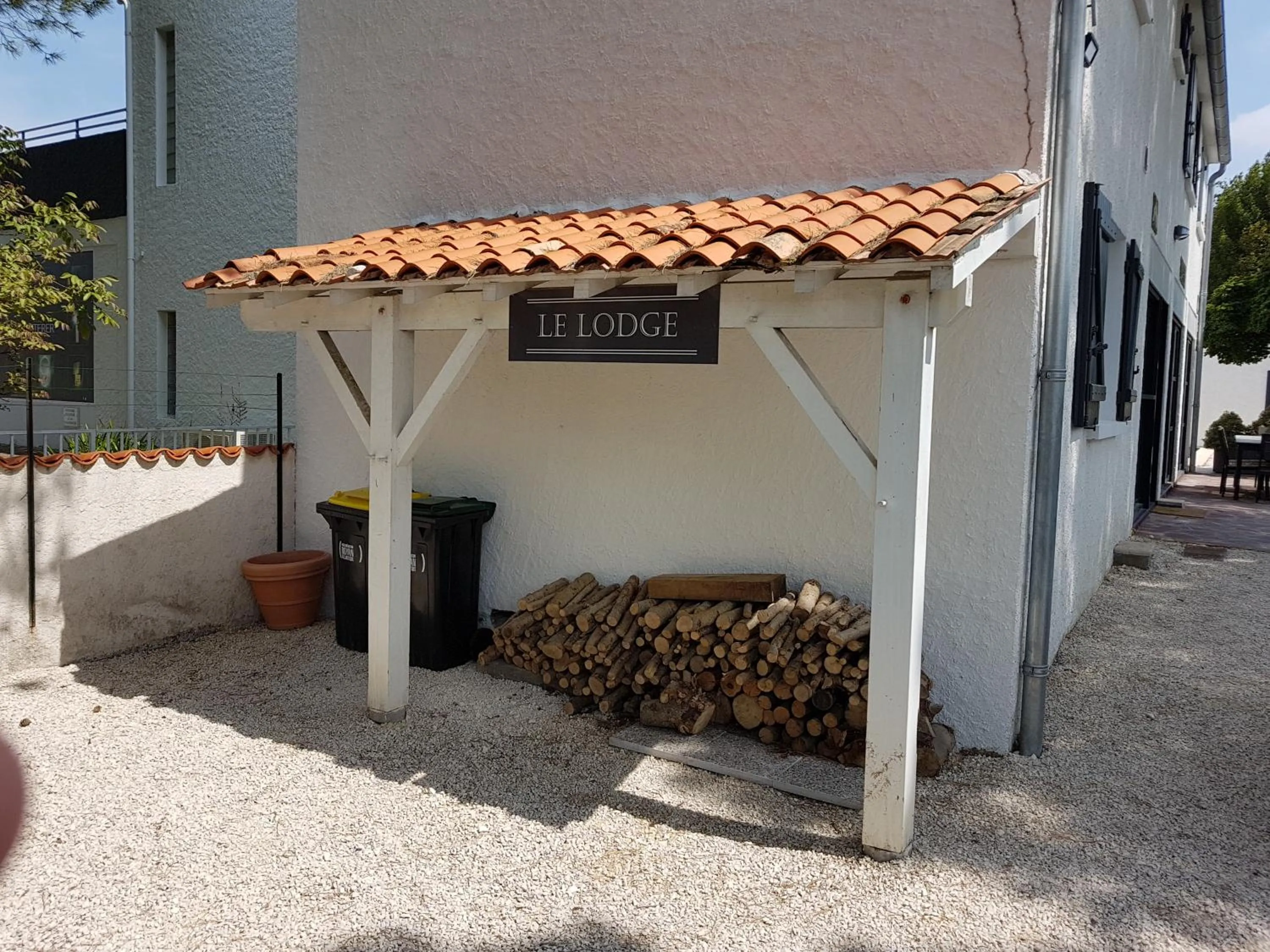 Property building in Le lodge