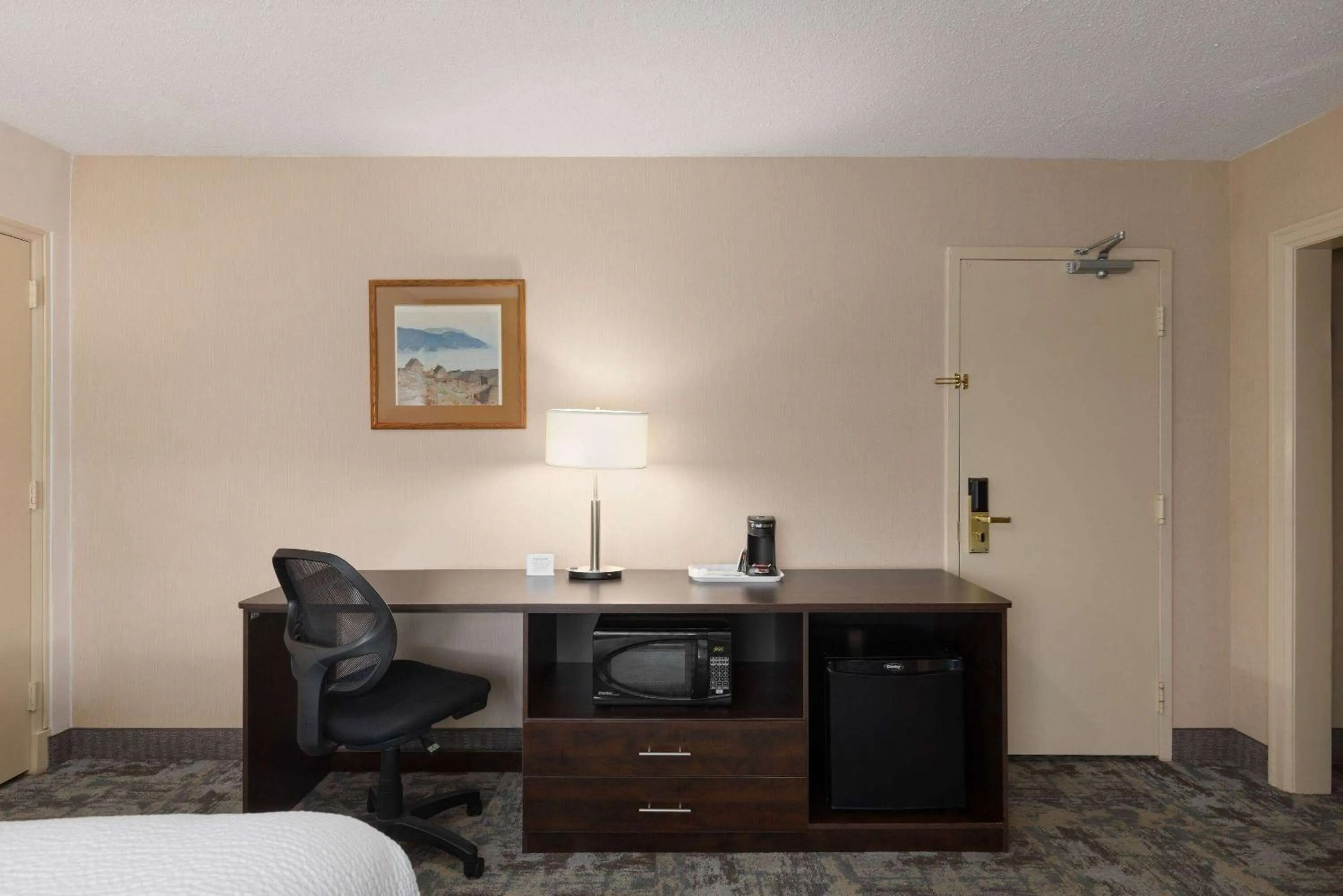 Photo of the whole room in Travelodge by Wyndham Thunder Bay ON