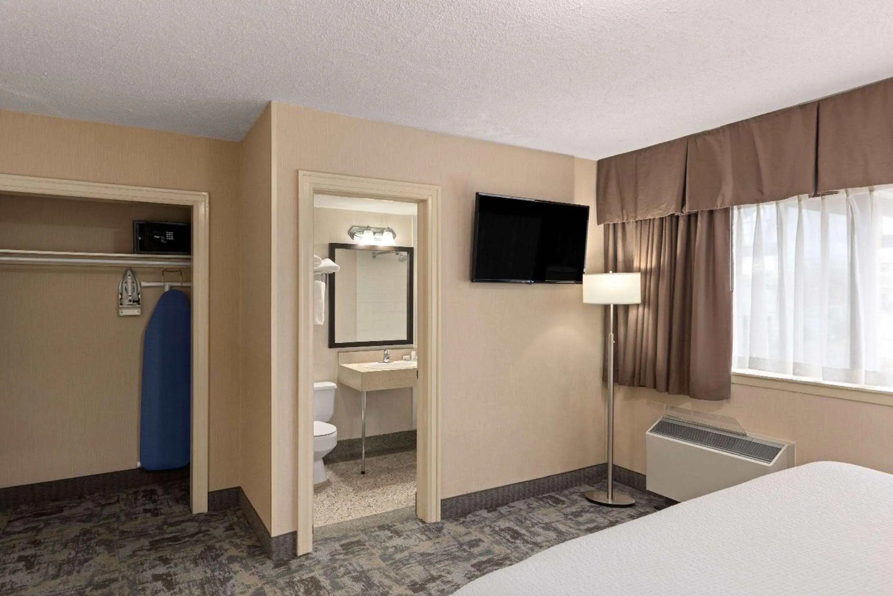 Photo of the whole room, Bed in Travelodge by Wyndham Thunder Bay ON Photo of the whole room, Bed in Travelodge by Wyndham Thunder Bay ON