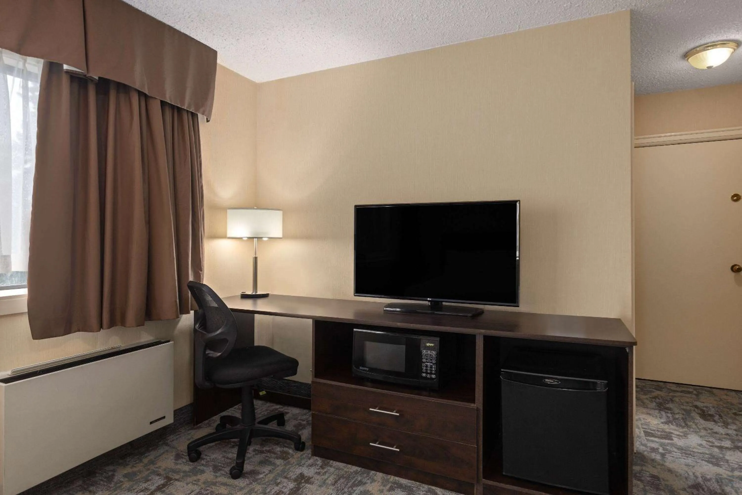 Photo of the whole room in Travelodge by Wyndham Thunder Bay ON
