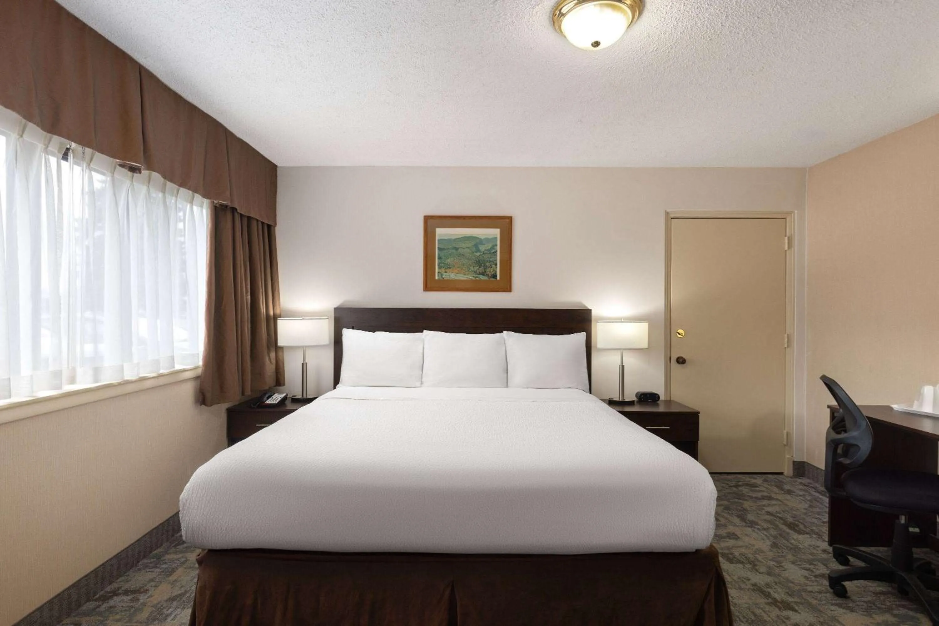 Photo of the whole room, Bed in Travelodge by Wyndham Thunder Bay ON