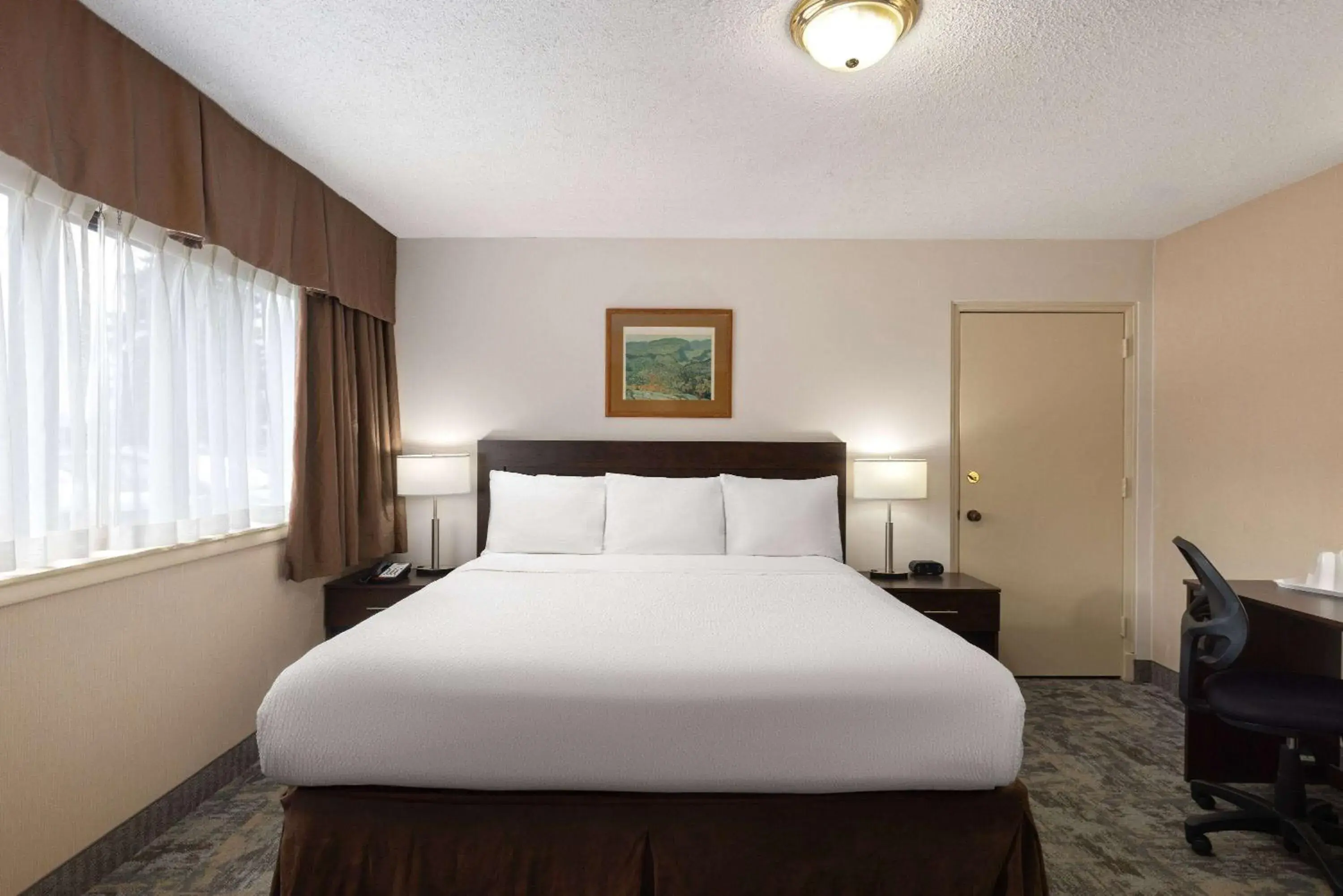 Photo of the whole room, Bed in Travelodge by Wyndham Thunder Bay ON Photo of the whole room, Bed in Travelodge by Wyndham Thunder Bay ON
