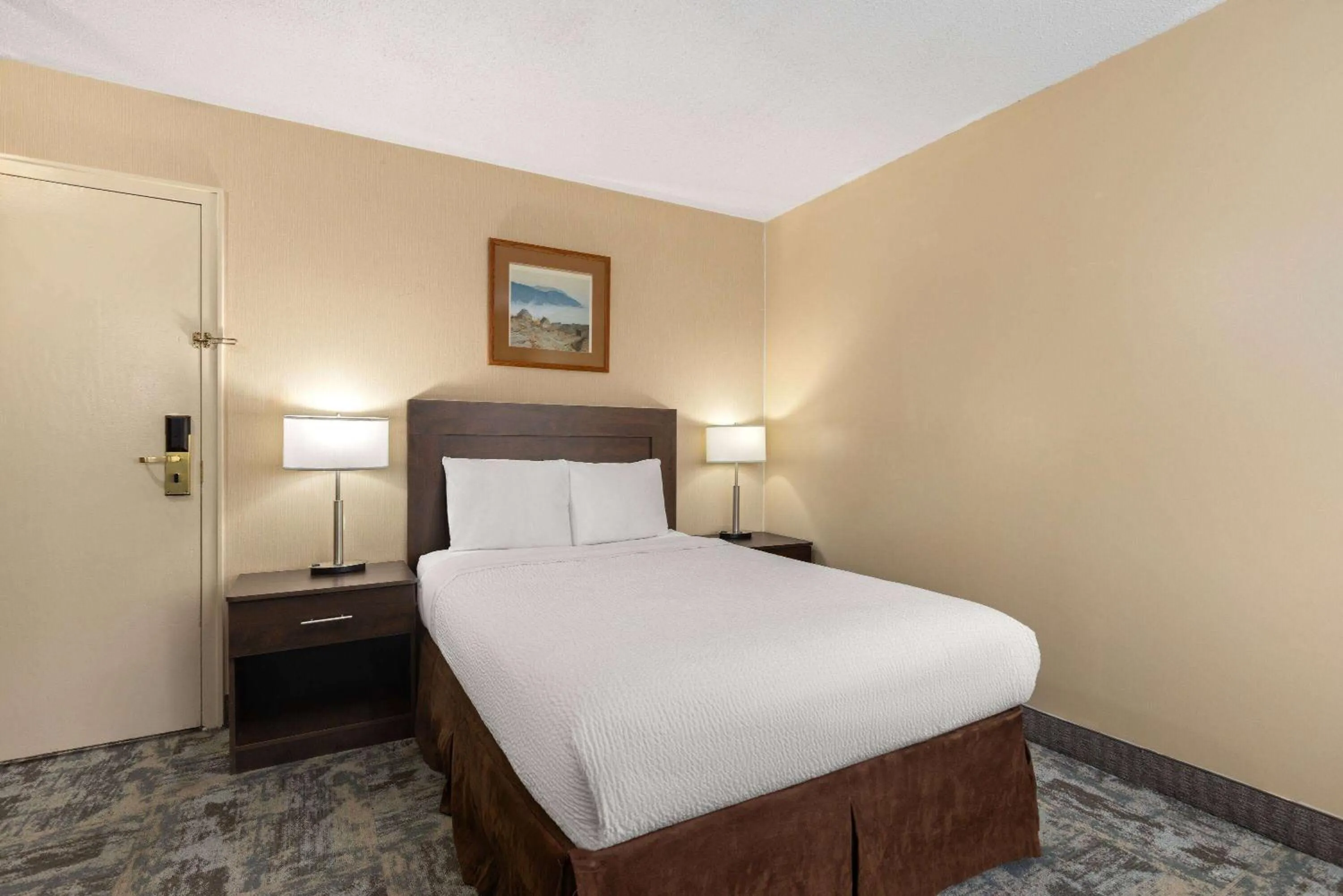 Photo of the whole room, Bed in Travelodge by Wyndham Thunder Bay ON