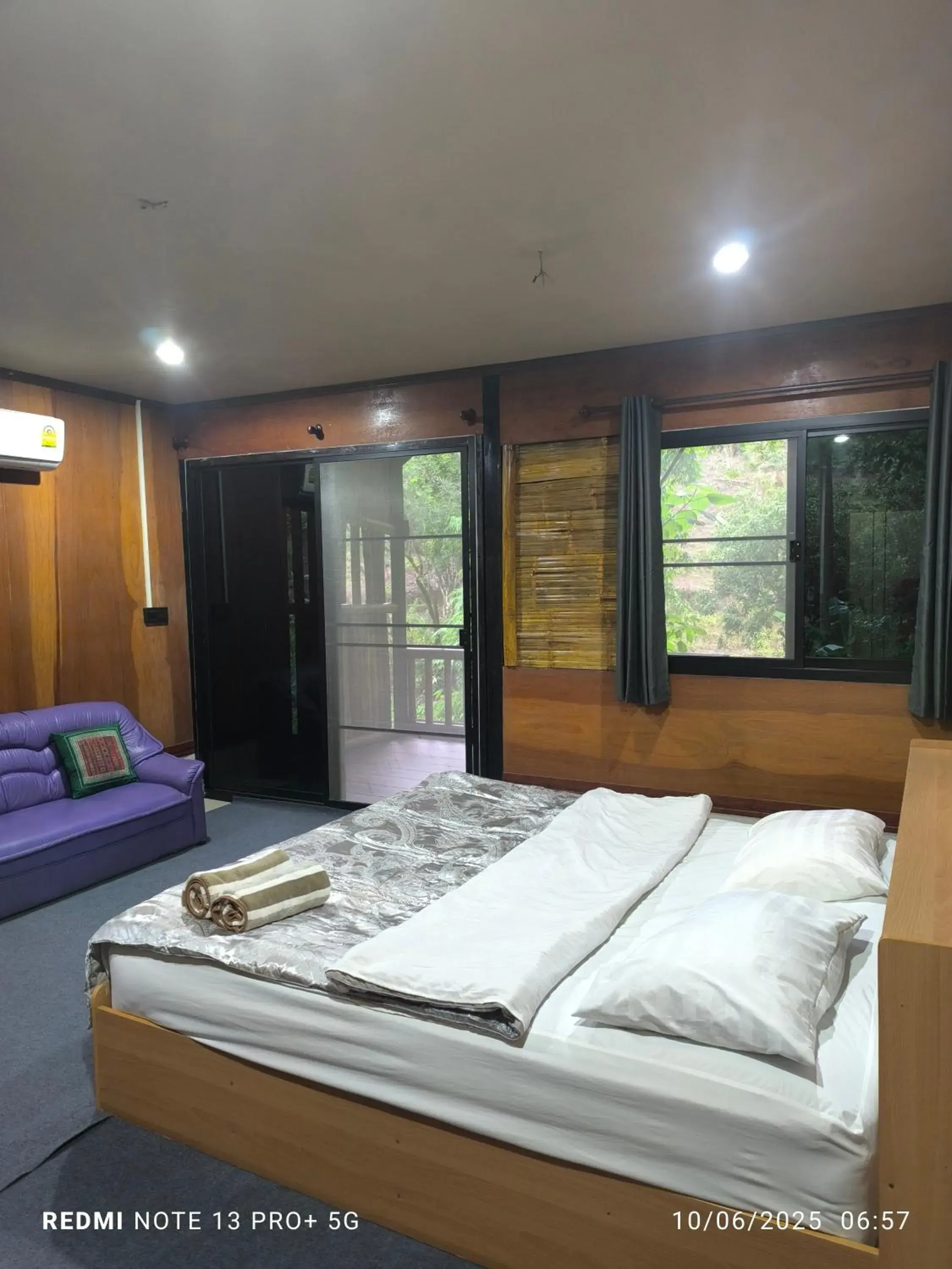King Room with Balcony in Hill Tribe Art House (Lahu & Akha Homestay) King Room with Balcony in Hill Tribe Art House (Lahu & Akha Homestay)
