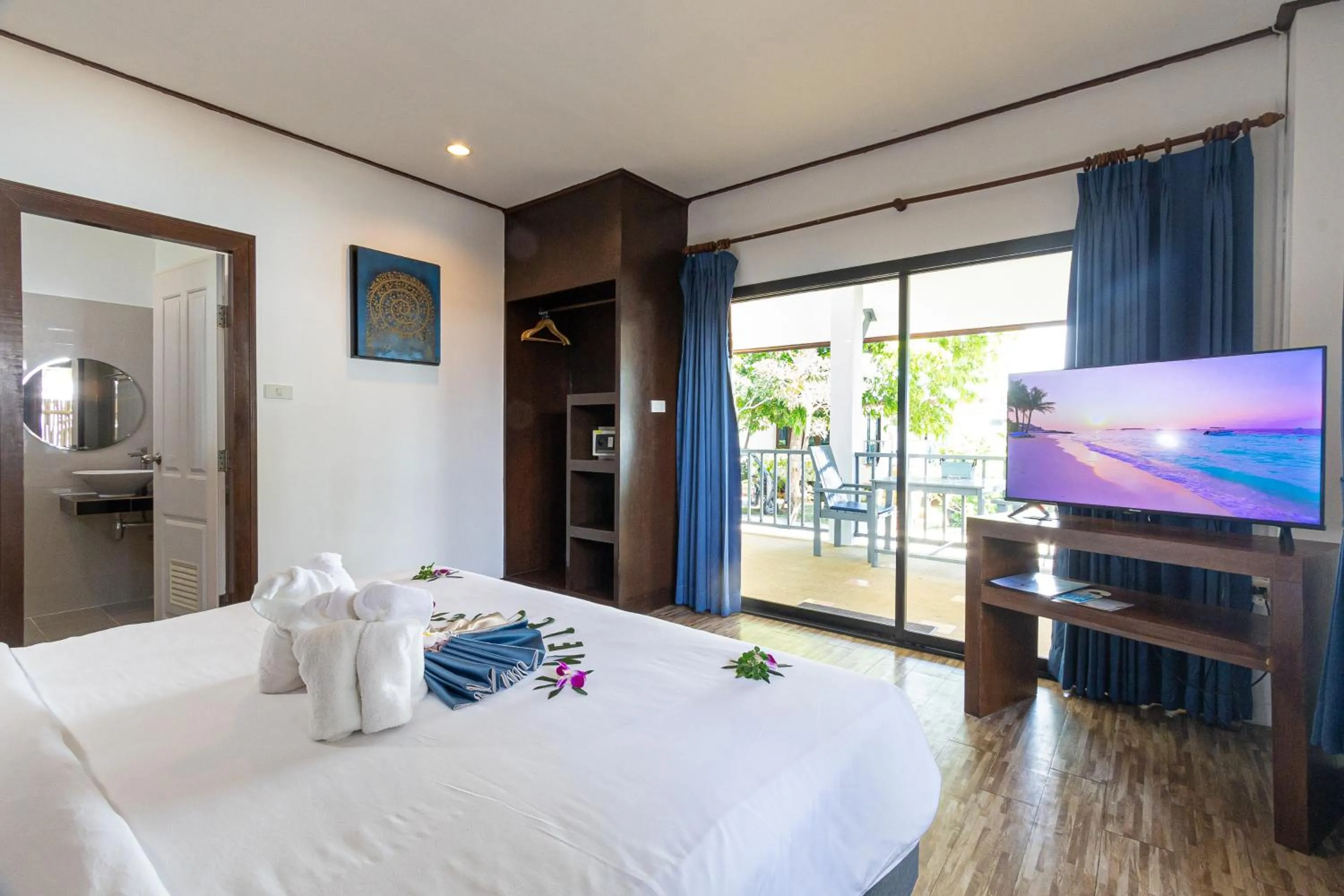 Bed in Three Trees Samui Resort - Sarocha Villa