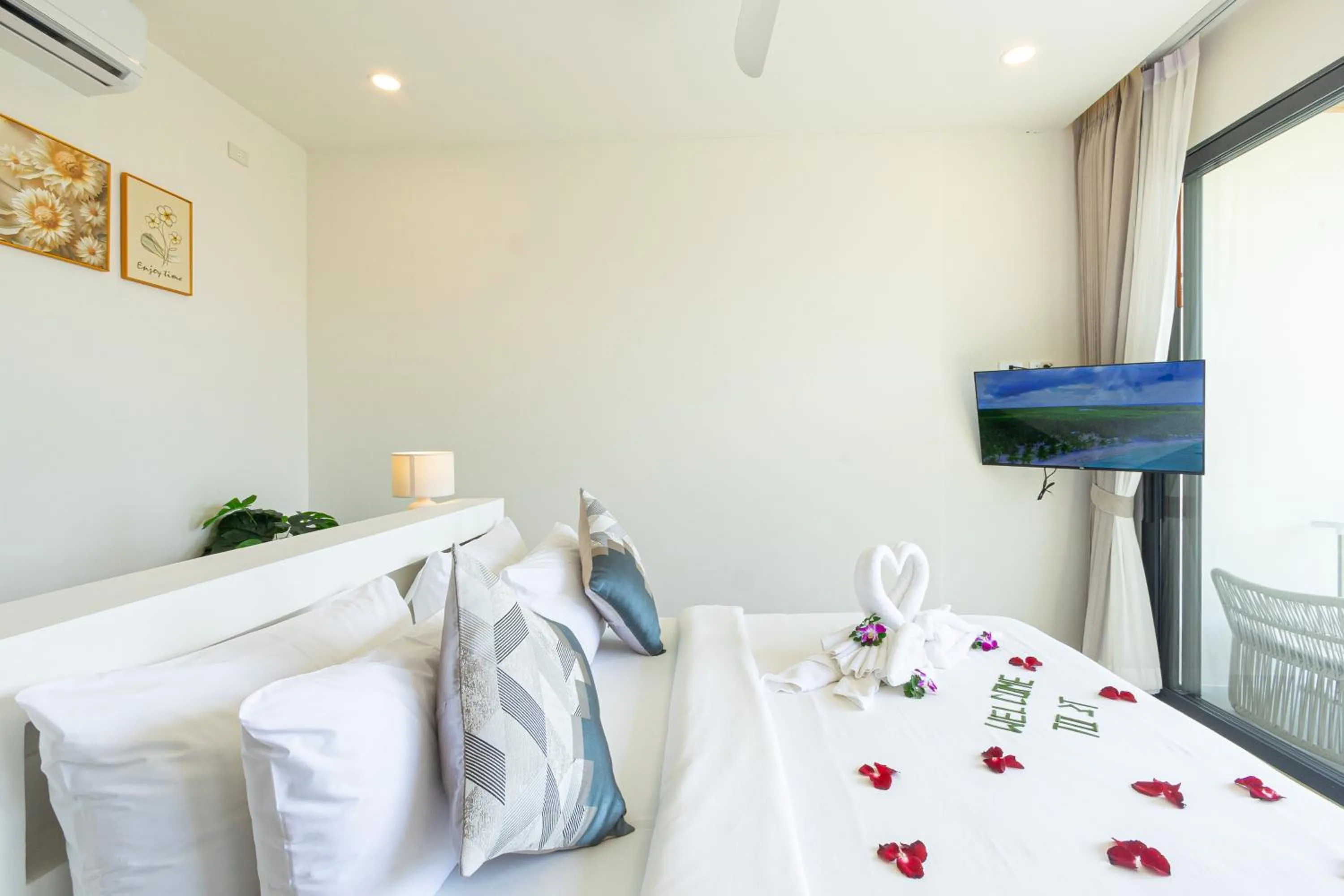 Bed in Three Trees Samui Resort - Sarocha Villa