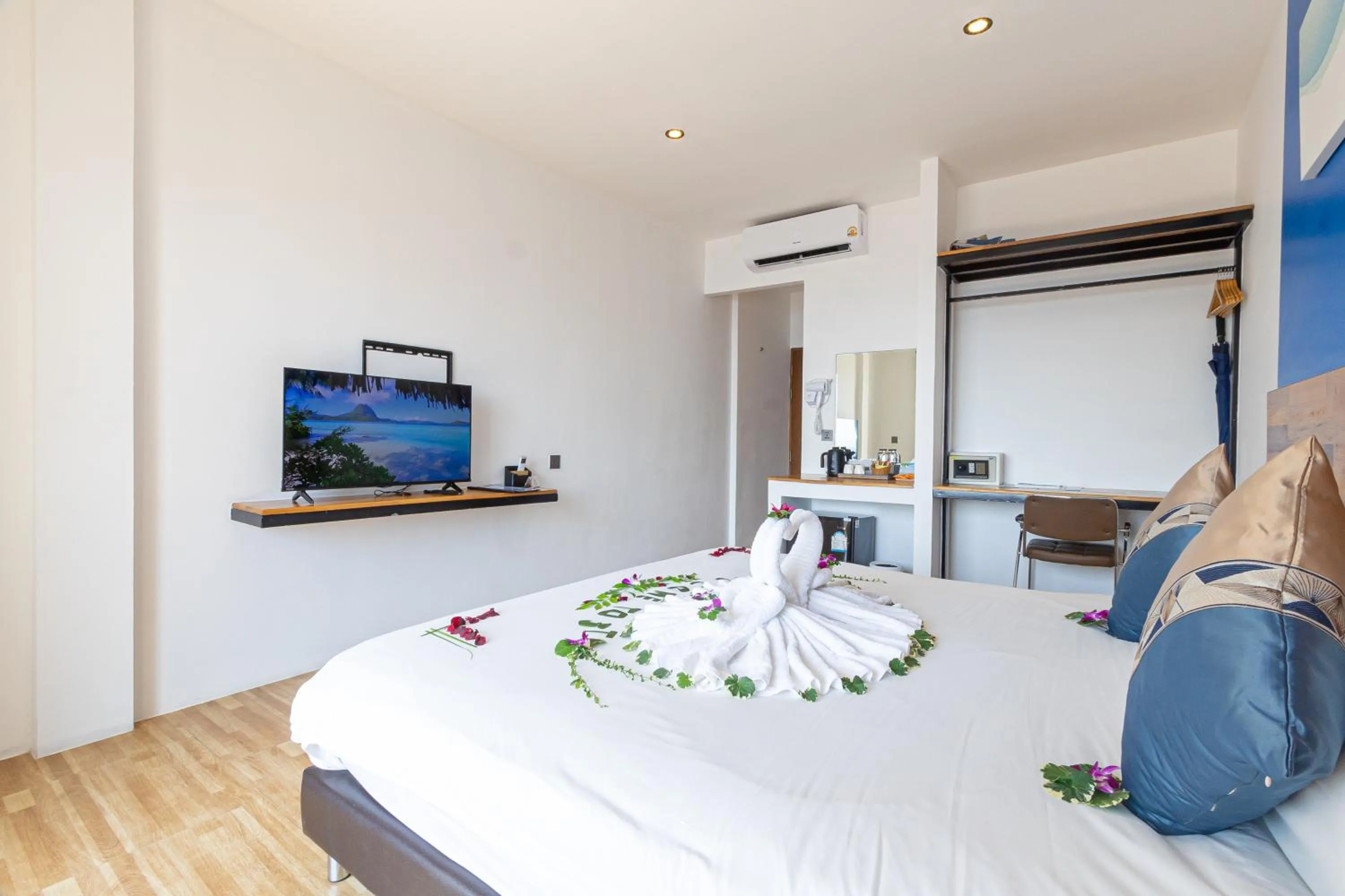 Bed in Three Trees Samui Resort - Sarocha Villa