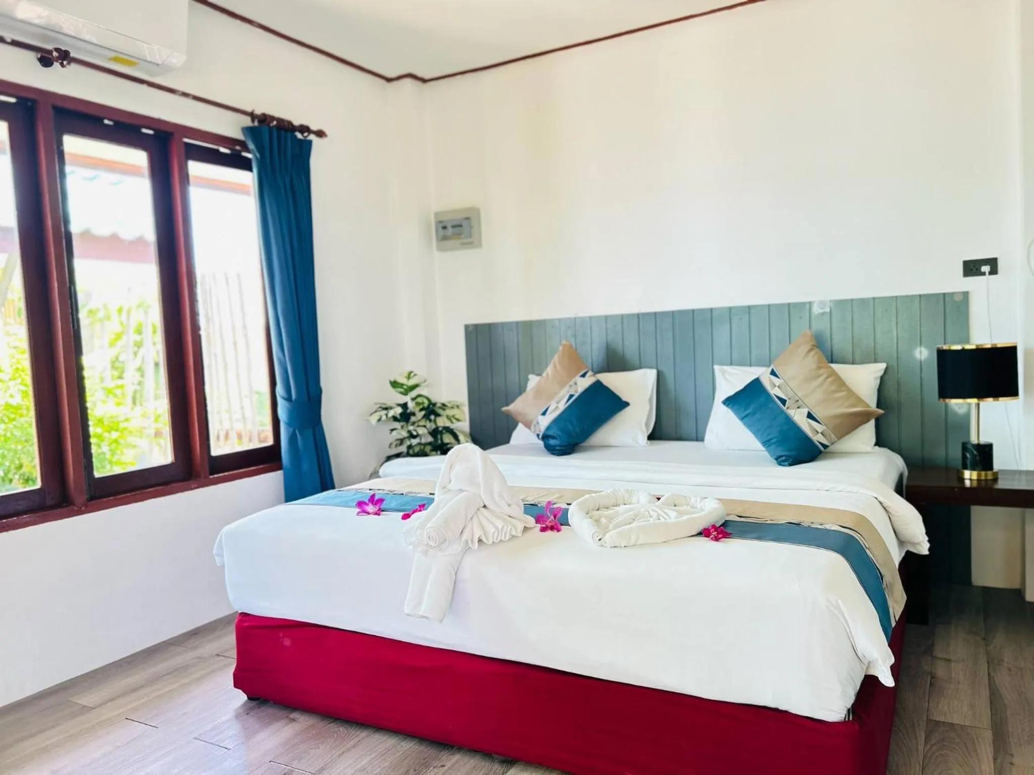 Bed in Three Trees Samui Resort - Sarocha Villa