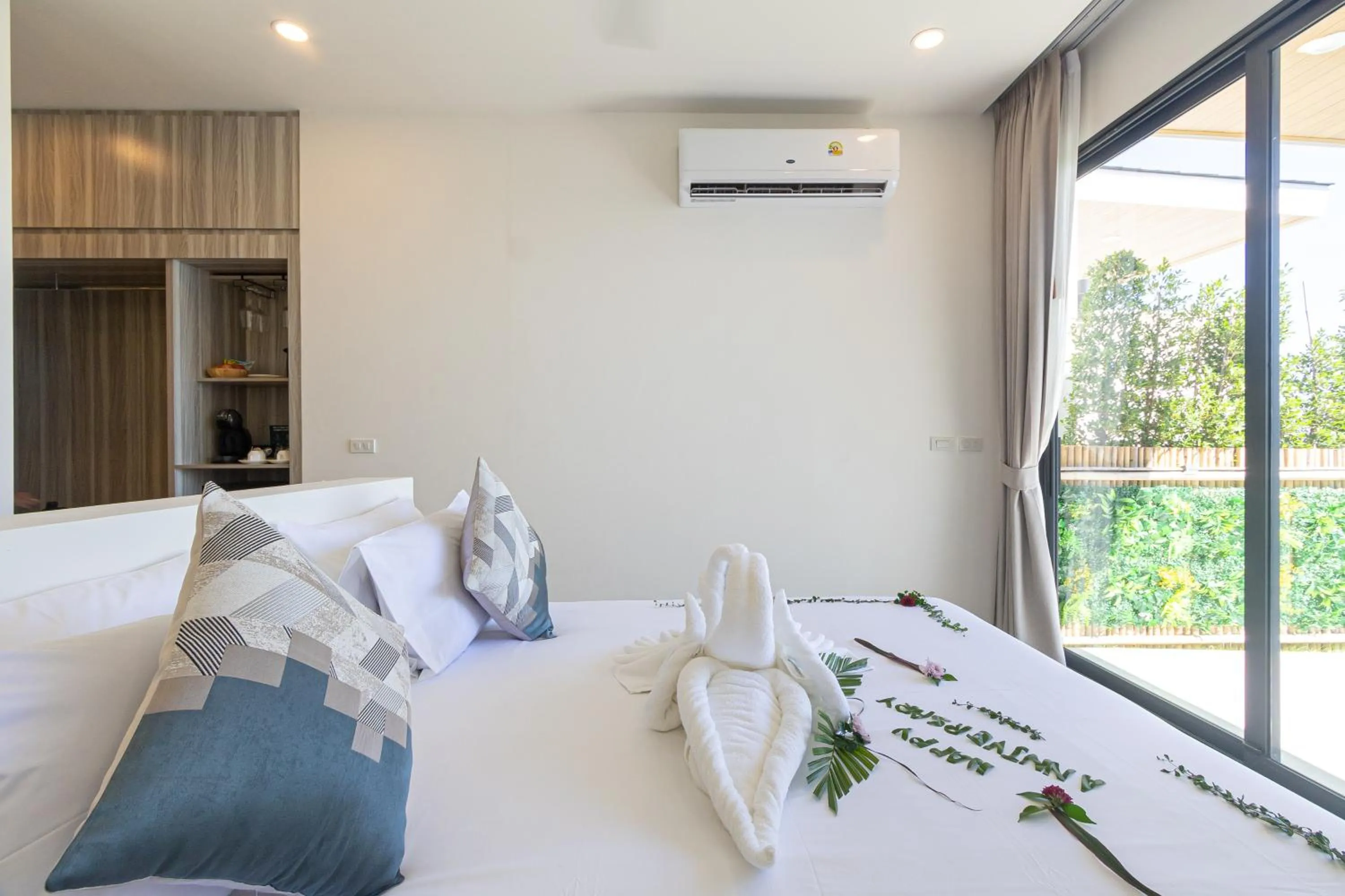 Bed in Three Trees Samui Resort - Sarocha Villa