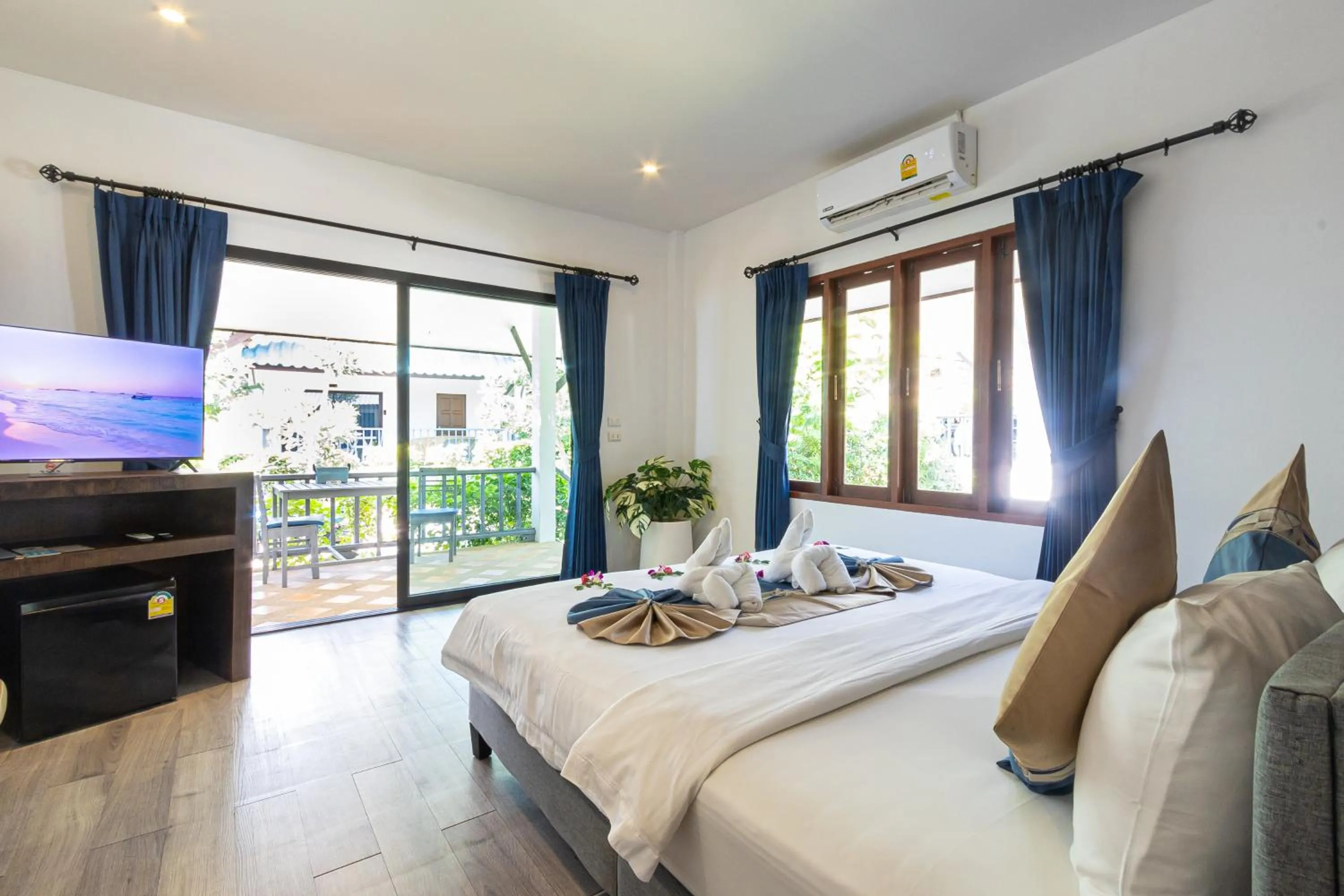 Bedroom, Bed in Three Trees Samui Resort - Sarocha Villa