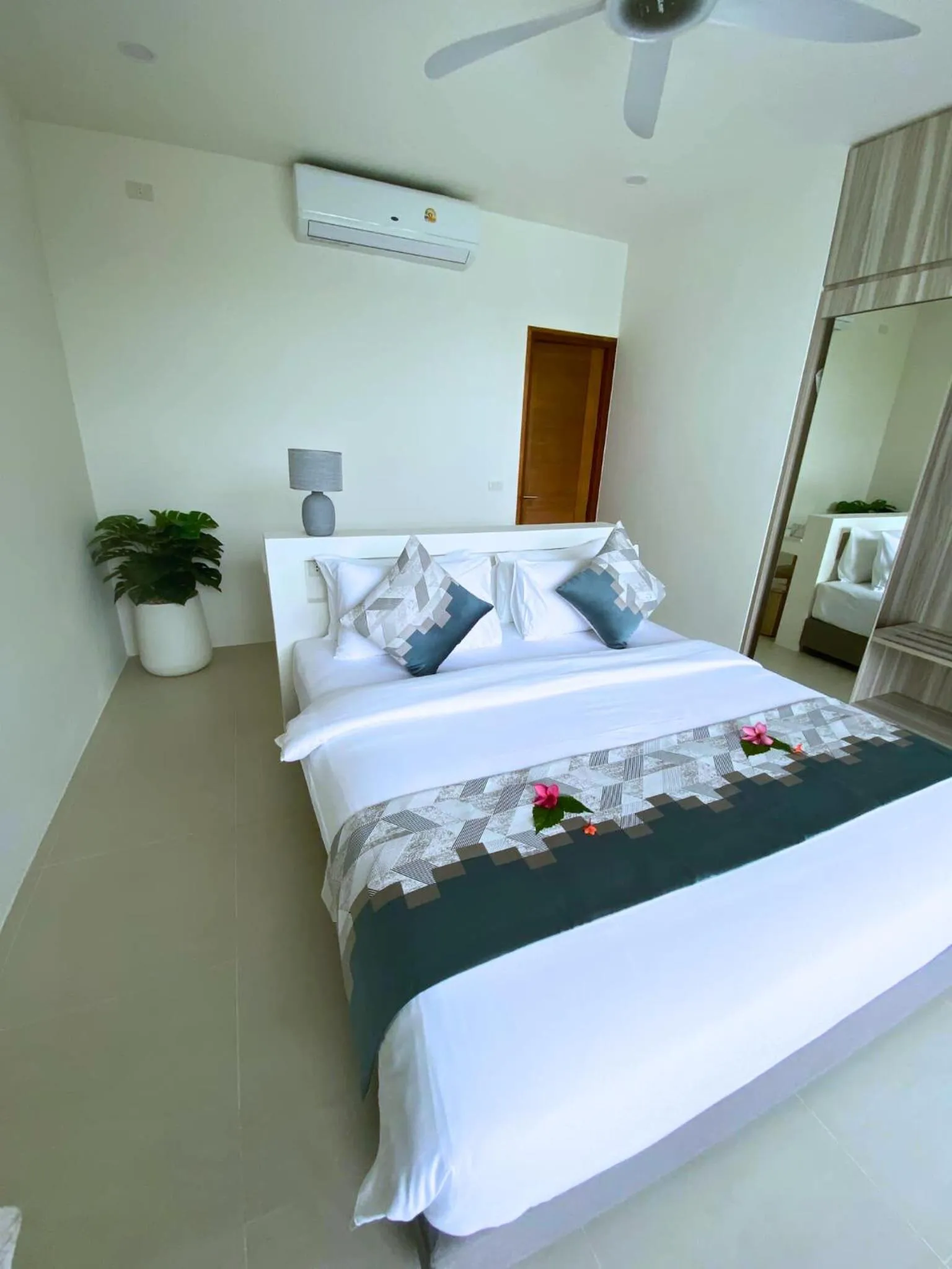 Bedroom, Bed in Three Trees Samui Resort - Sarocha Villa