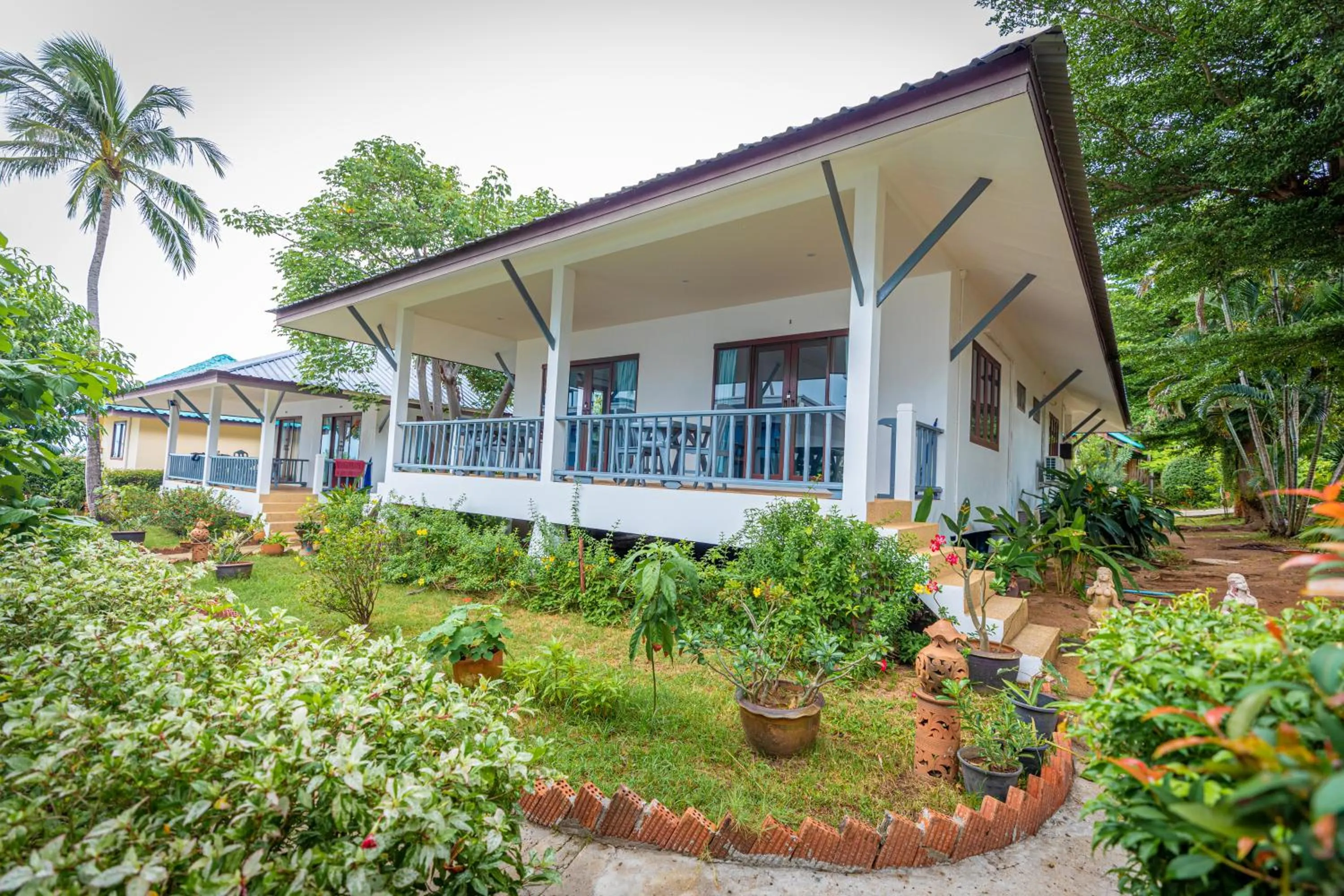 Property building in Three Trees Samui Resort - Sarocha Villa