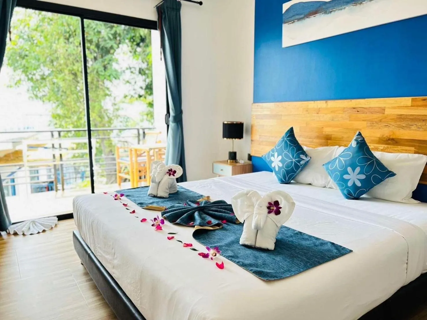 Bed in Three Trees Samui Resort - Sarocha Villa