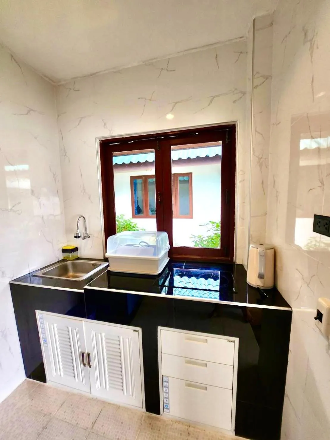 Kitchen or kitchenette in Three Trees Samui Resort - Sarocha Villa