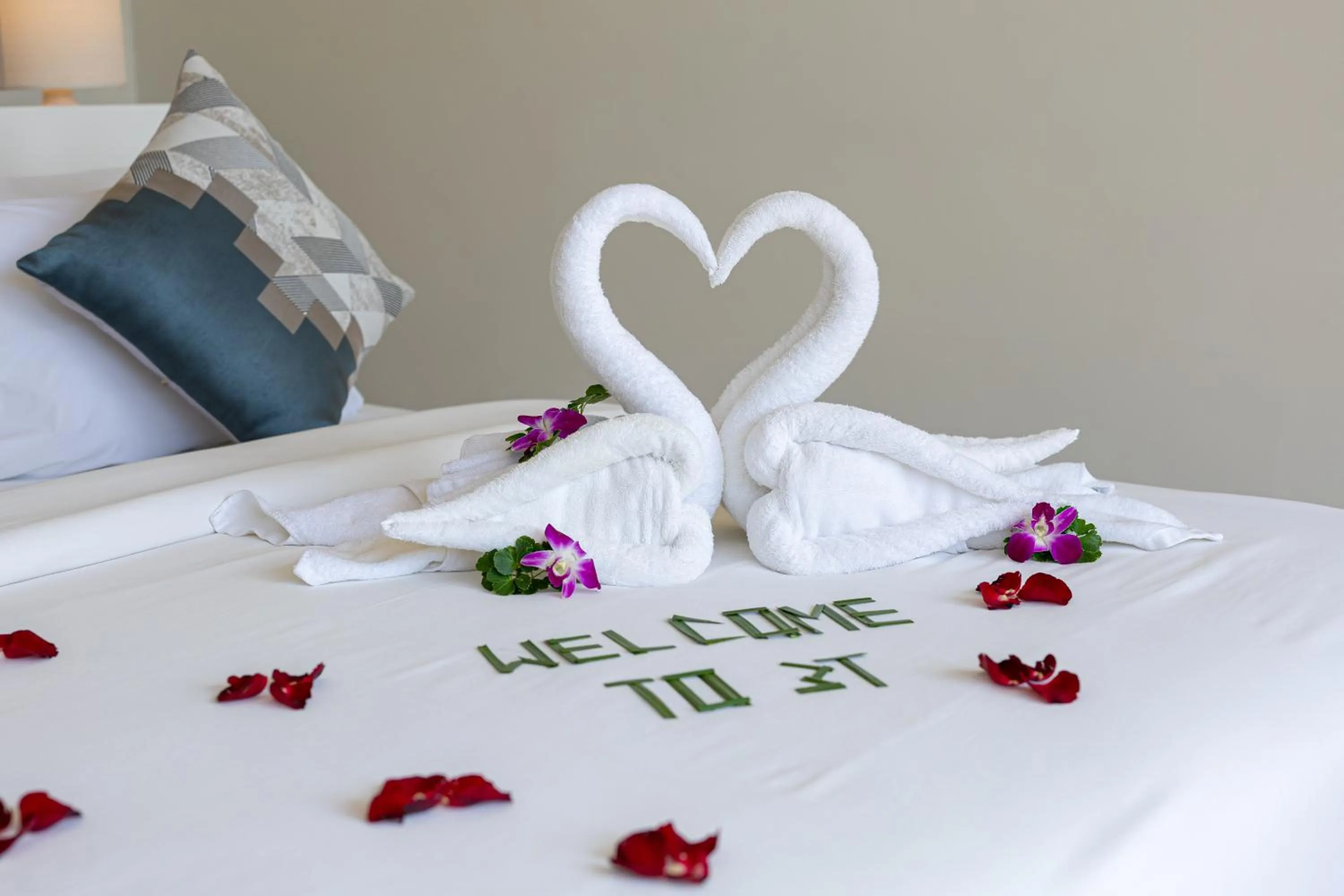 Bed in Three Trees Samui Resort - Sarocha Villa