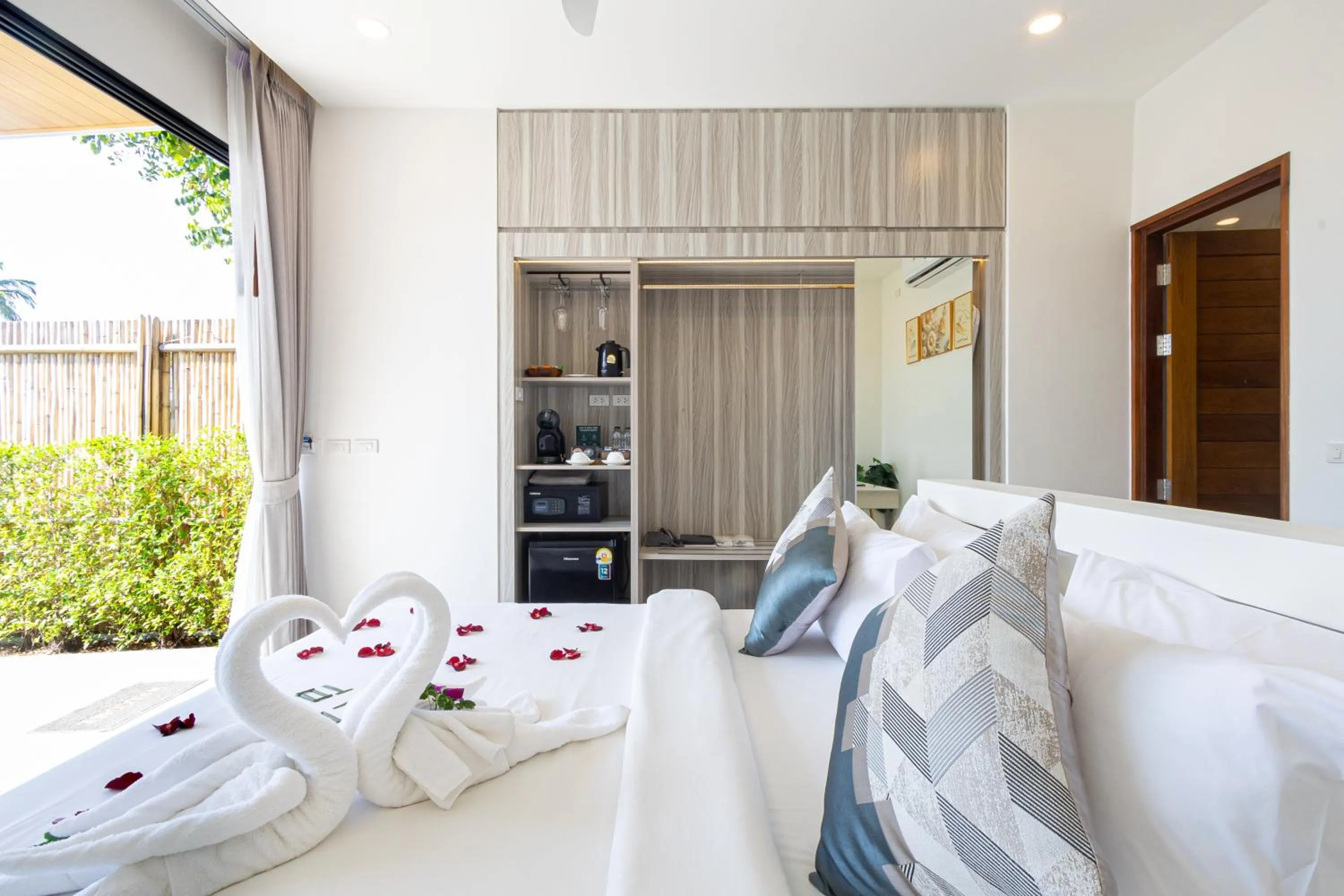 Bedroom, Bed in Three Trees Samui Resort - Sarocha Villa