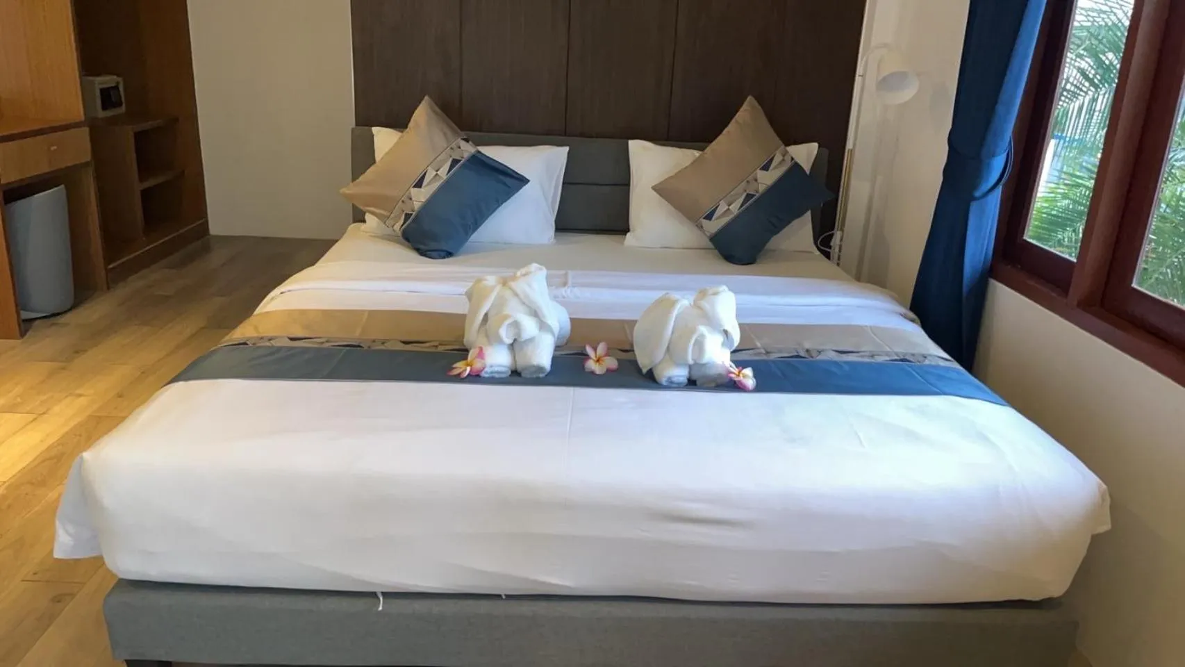 Bed in Three Trees Samui Resort - Sarocha Villa