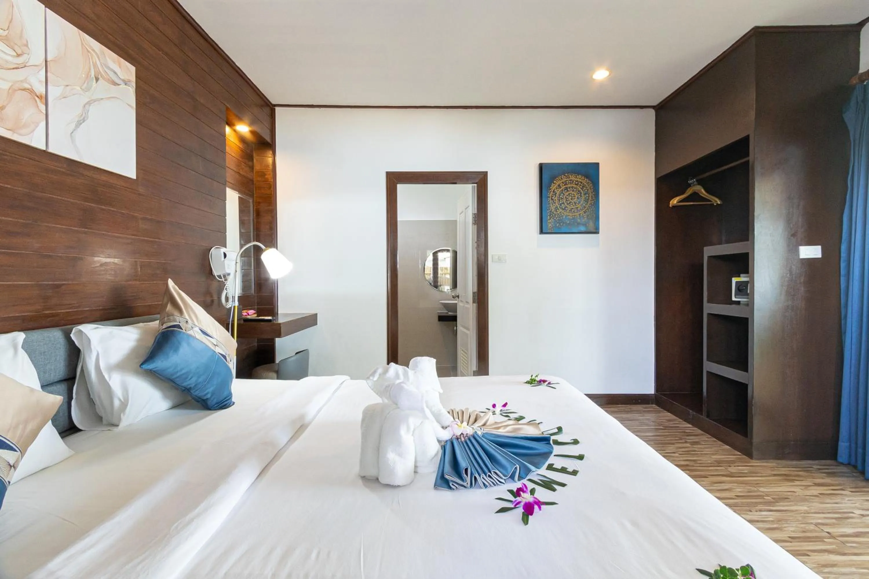 Bed in Three Trees Samui Resort - Sarocha Villa