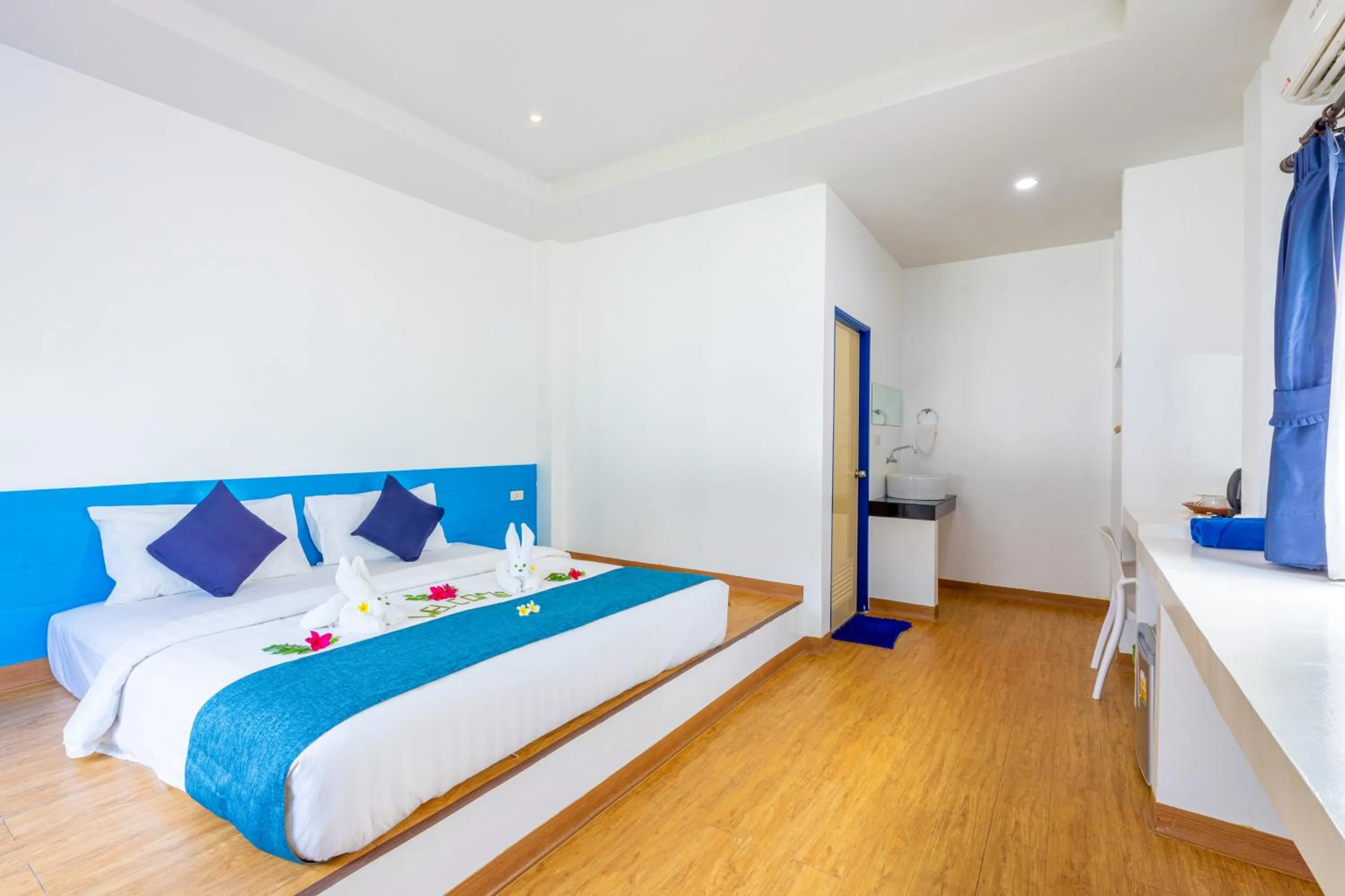 Bed in Three Trees Samui Resort - Sarocha Villa