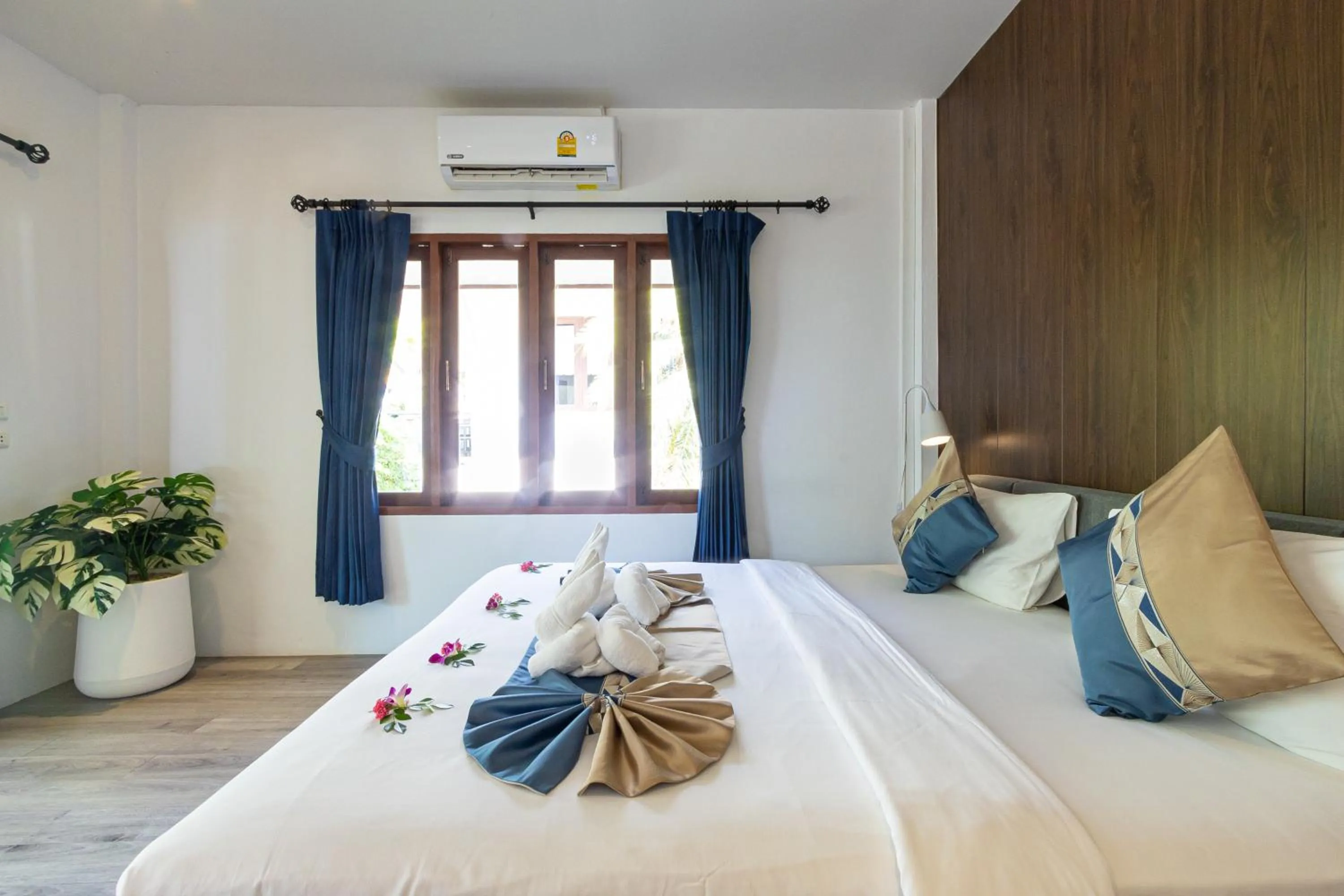 Bed in Three Trees Samui Resort - Sarocha Villa