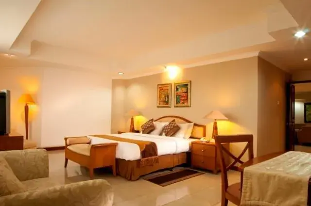 Photo of the whole room, Bed in Grand Tropic Suites Hotel