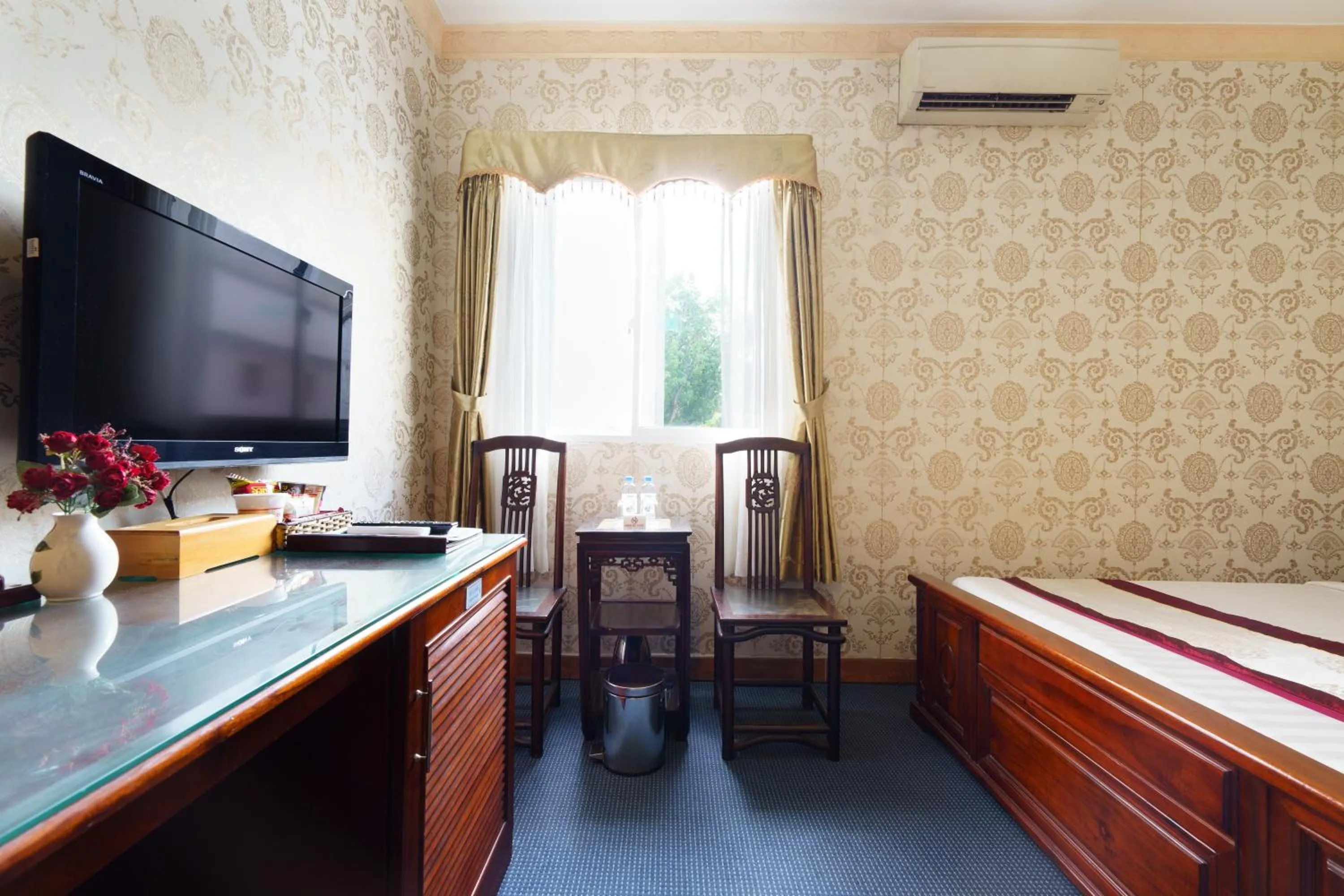 Seating area, Bed in Victory Sai Gon Hotel