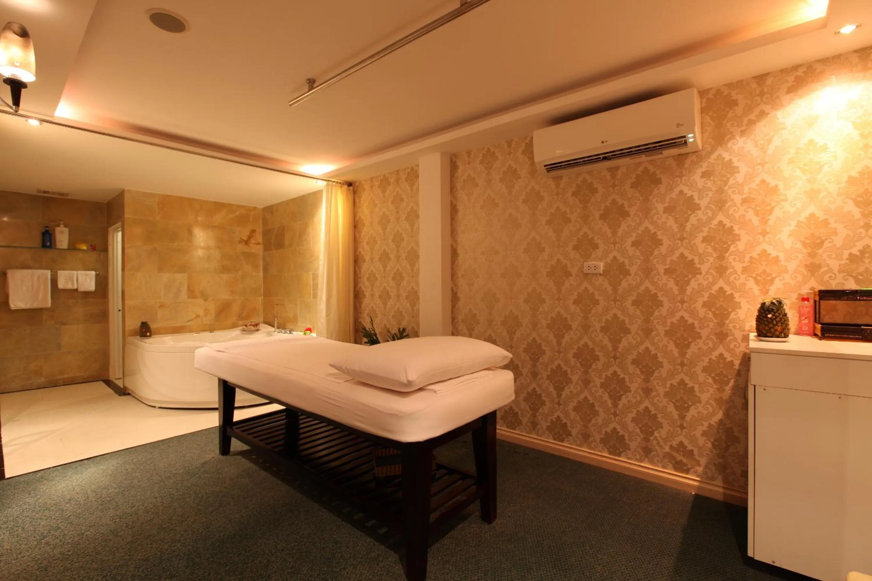 Hot Tub in Victory Sai Gon Hotel