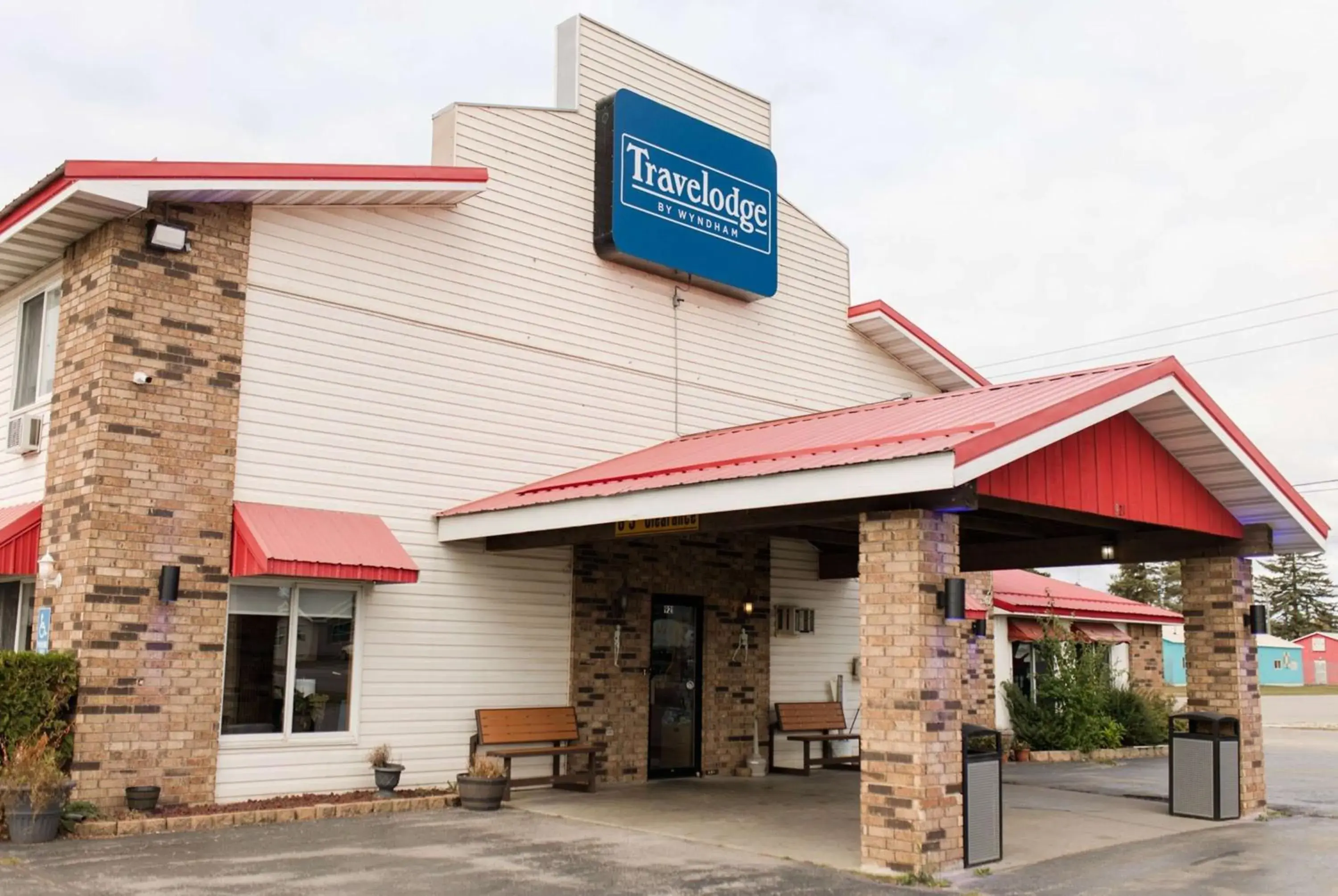 Property building in Travelodge by Wyndham Escanaba Property building in Travelodge by Wyndham Escanaba