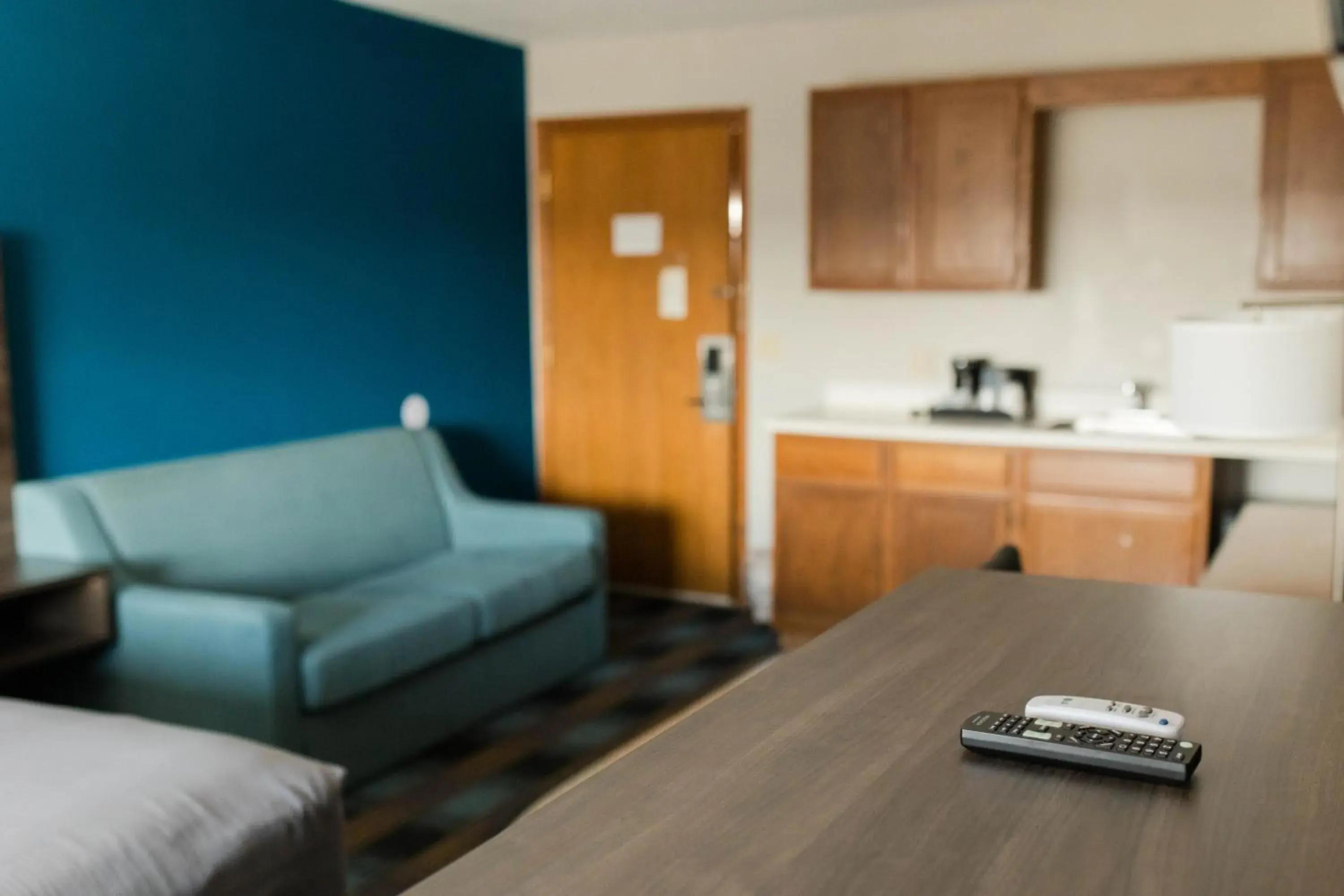 Seating area, Bed in Travelodge by Wyndham Escanaba Seating area, Bed in Travelodge by Wyndham Escanaba