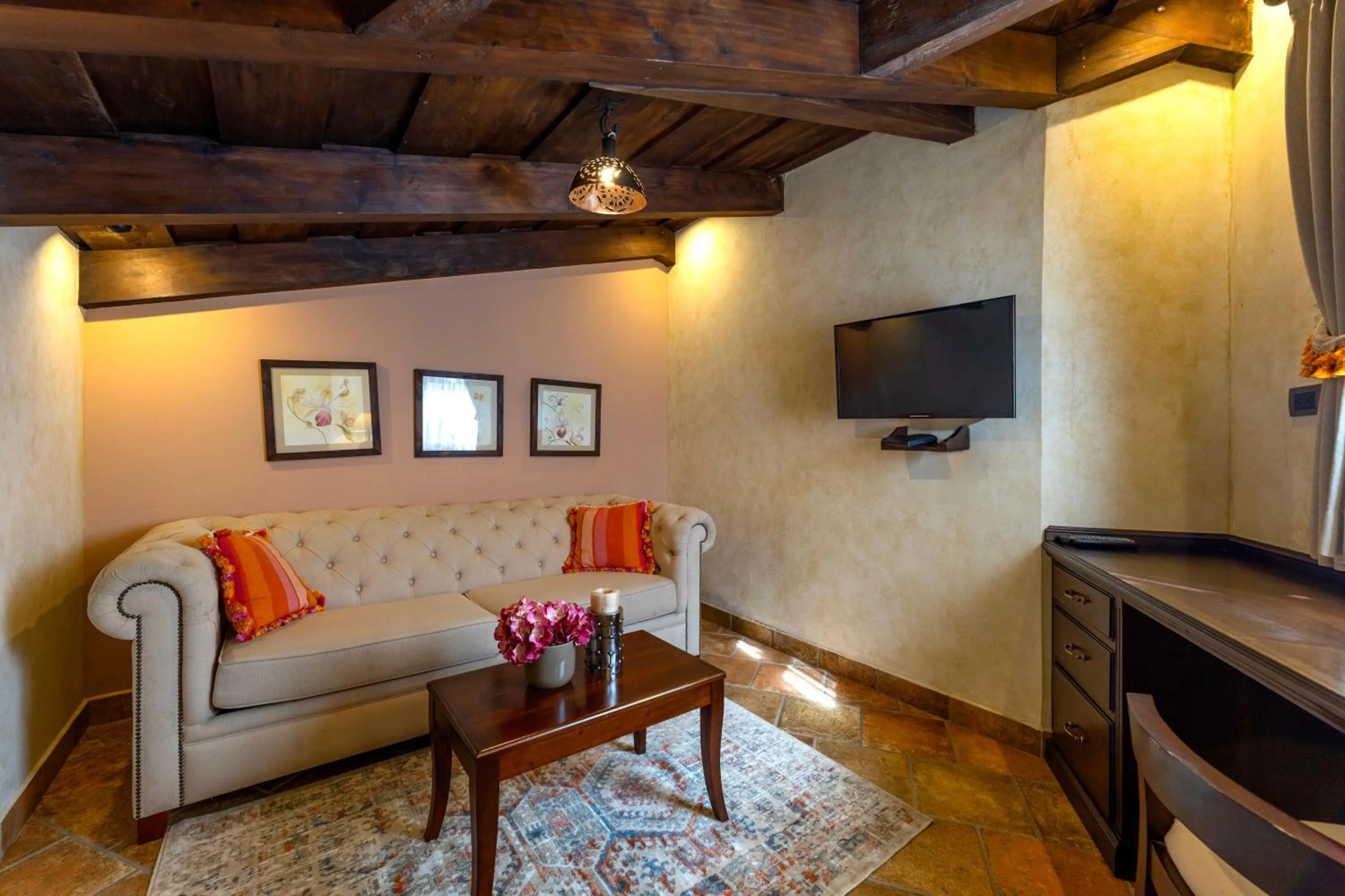 TV and multimedia in Casa Faustina Boutique Hotel