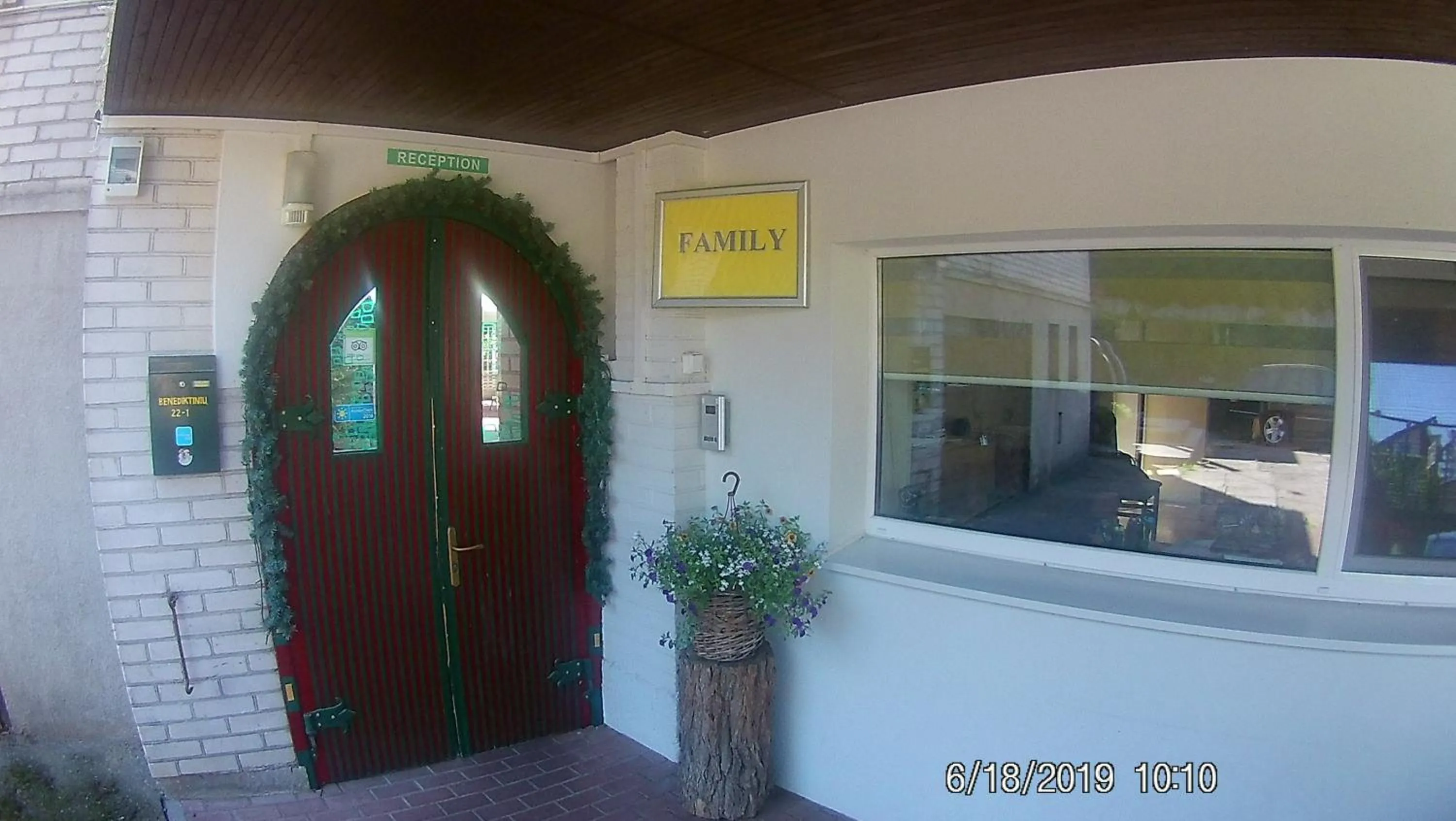 Facade/entrance in Family