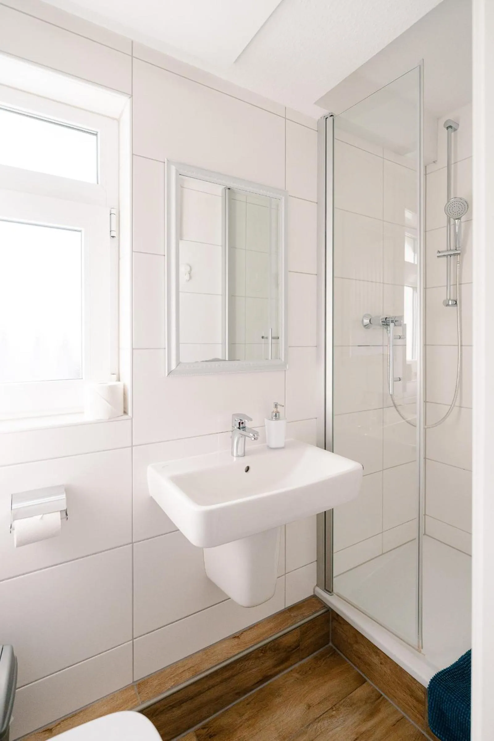 Shower in GästeHaus am Flughafen Düsseldorf