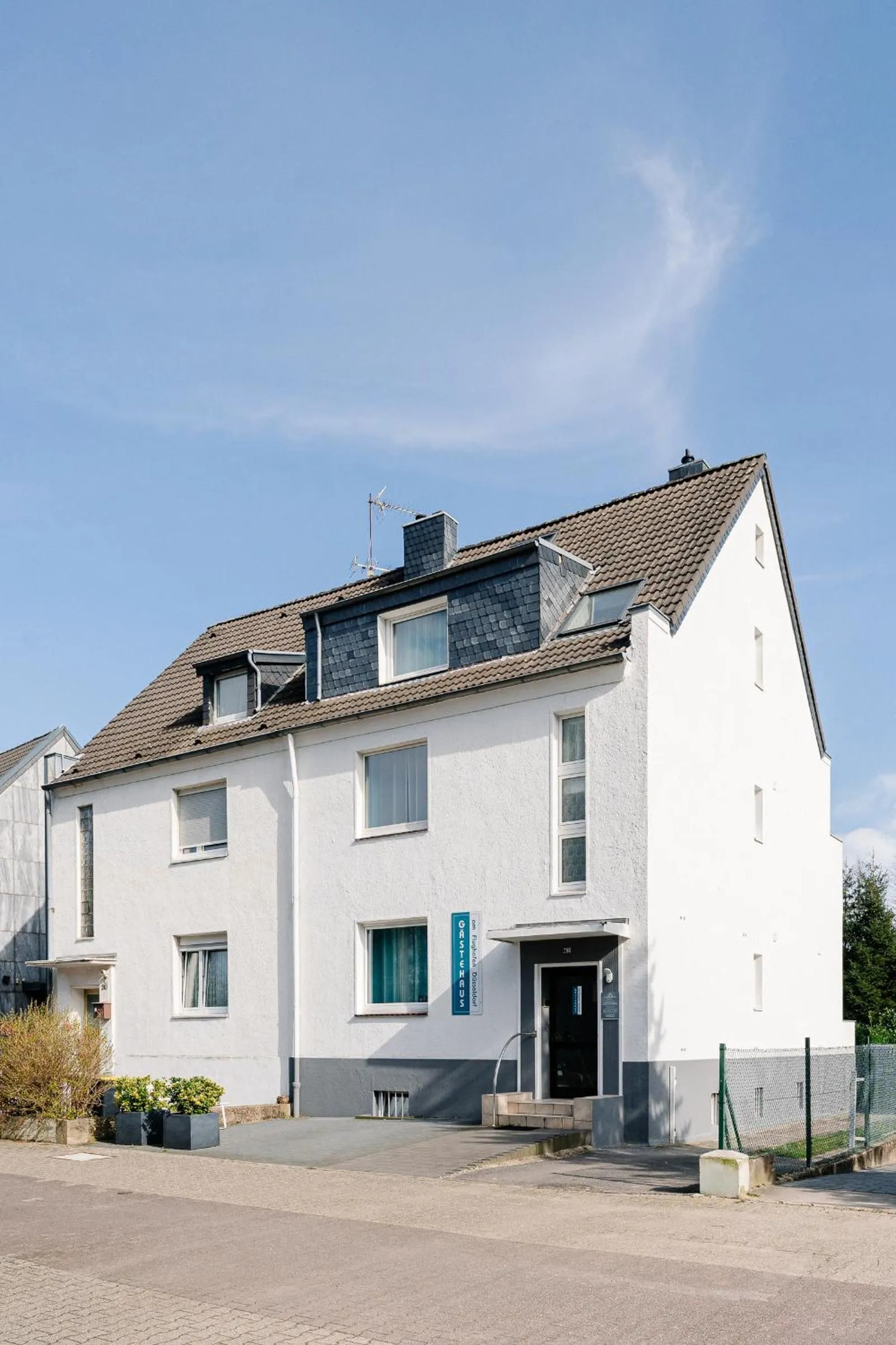 Property building in GästeHaus am Flughafen Düsseldorf