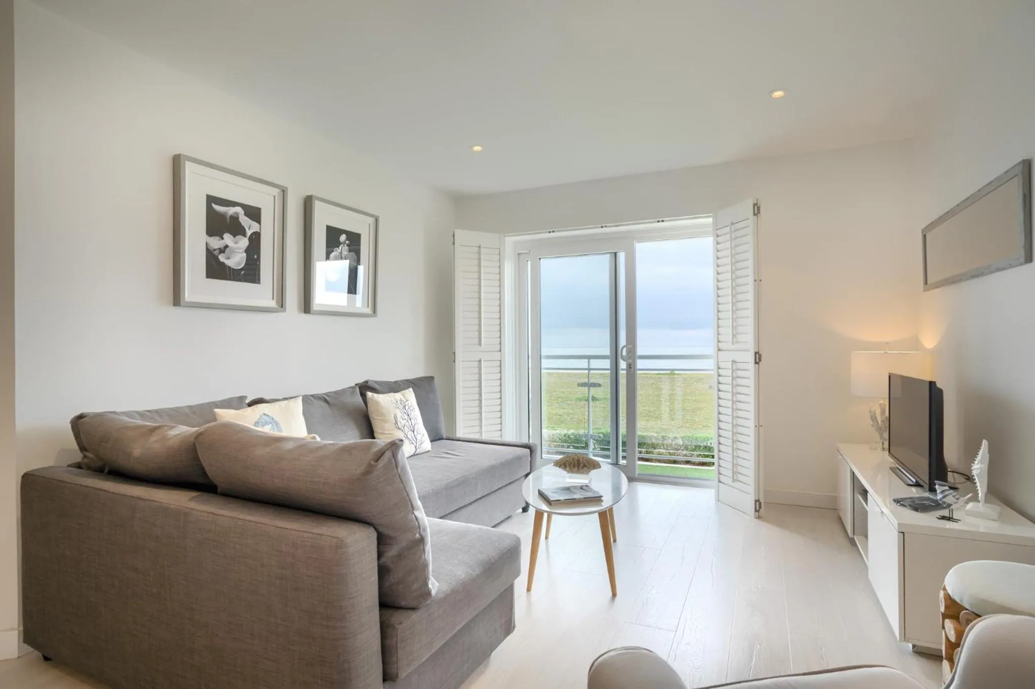 LUXURY BEACHFRONT OUTSTANDING 2 bedroom APARTMENT