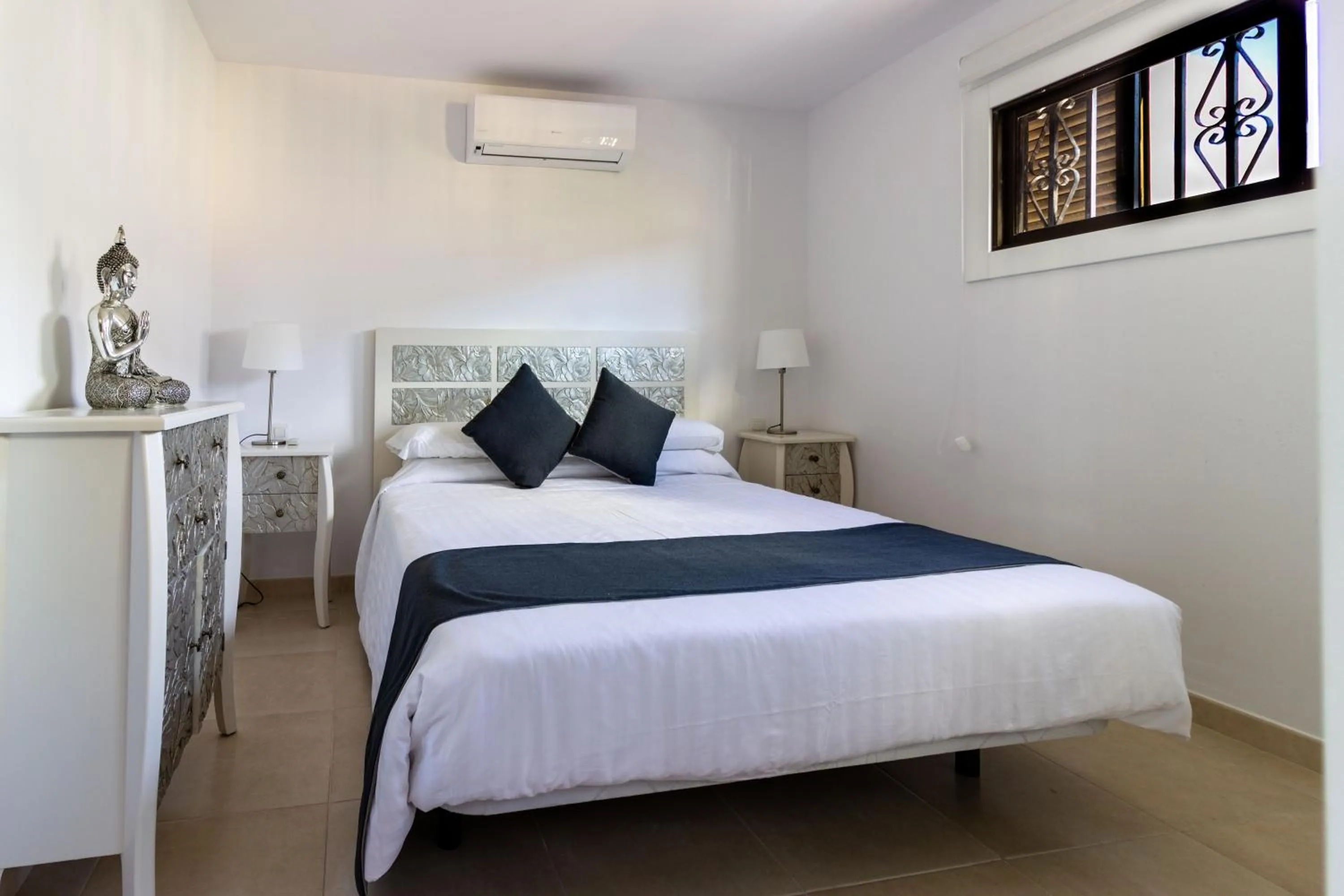 Bedroom, Bed in Paloma Beach Apartments