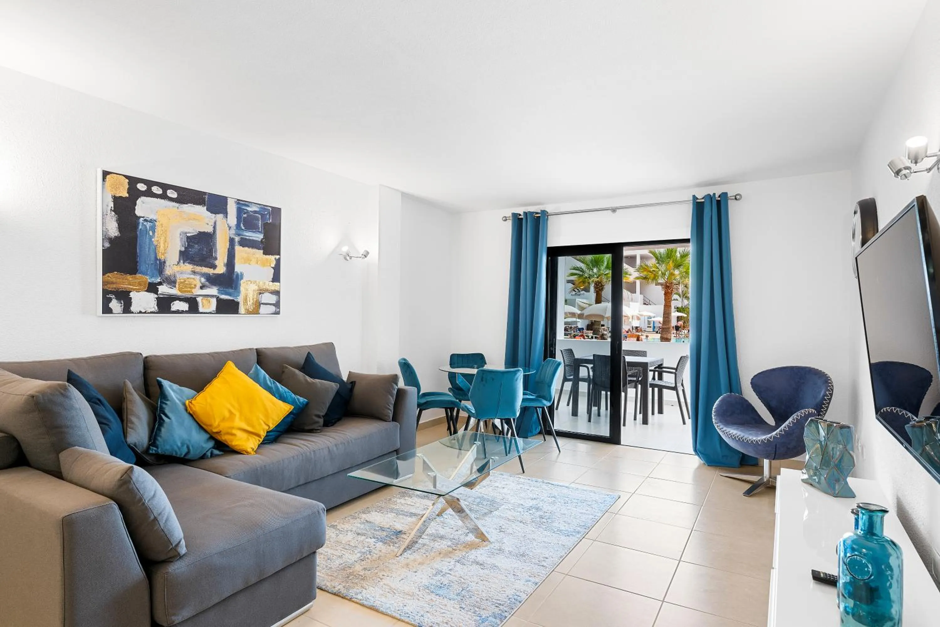 TV and multimedia in Paloma Beach Apartments