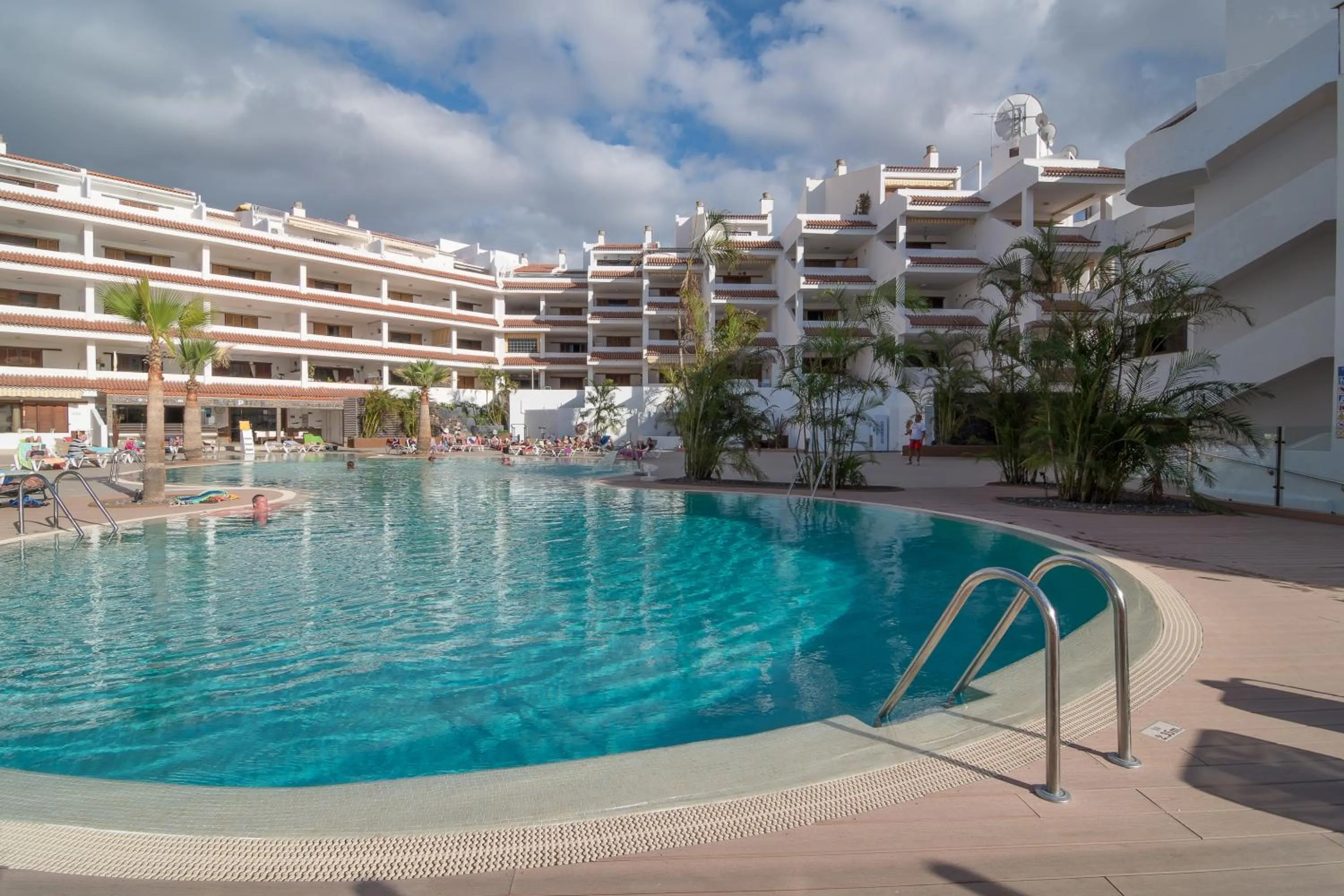 Swimming pool in Paloma Beach Apartments