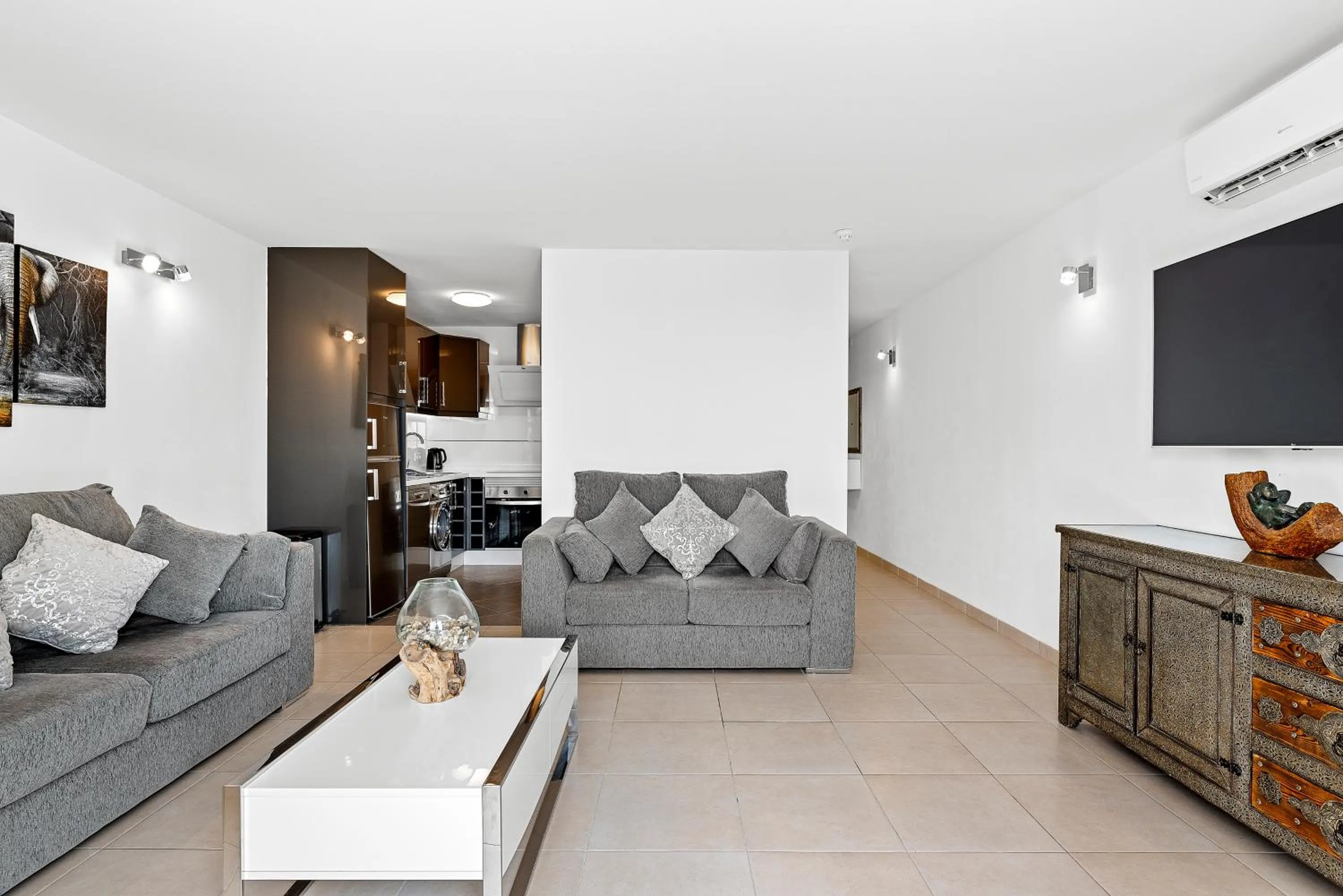 TV and multimedia in Paloma Beach Apartments