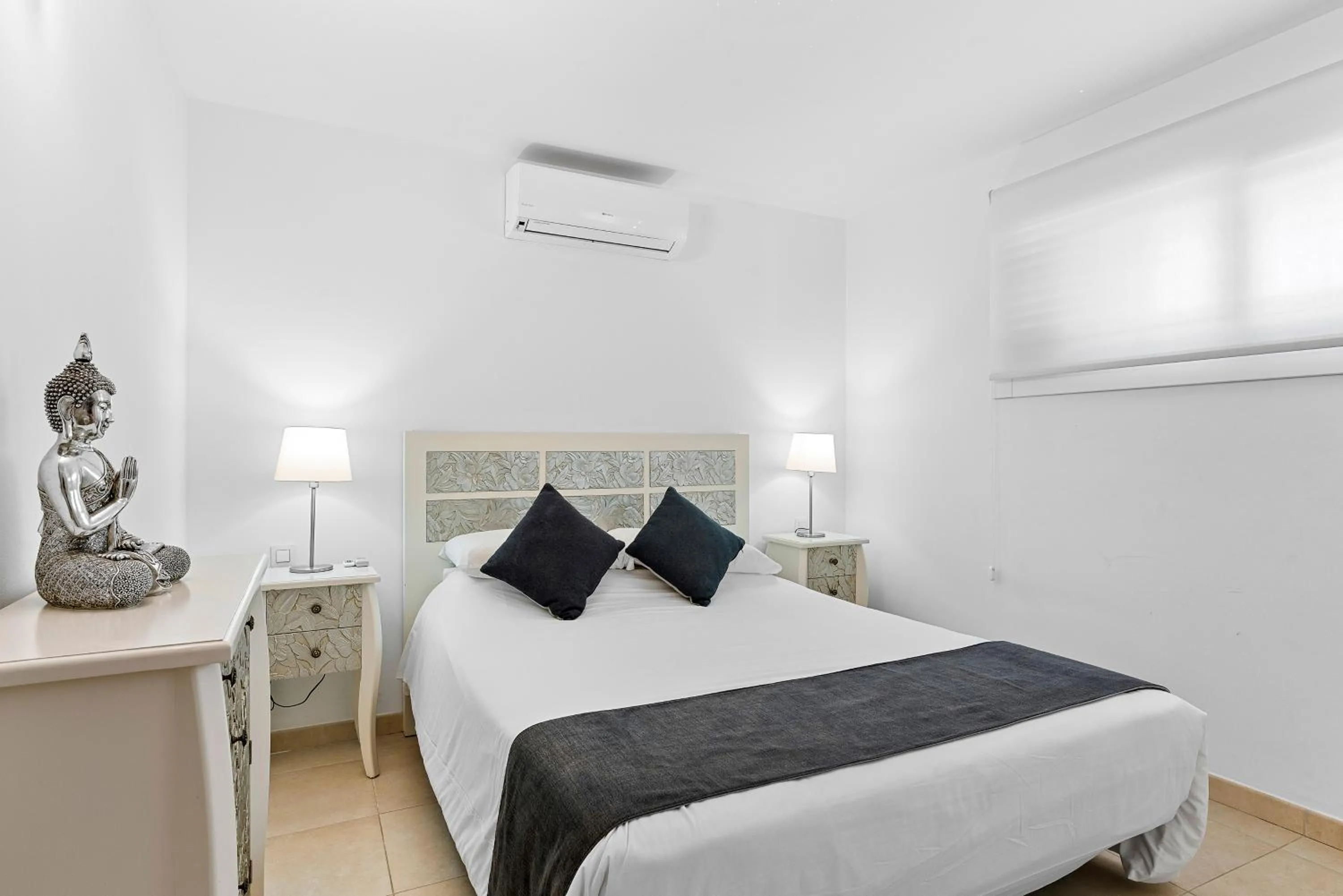 Bed in Paloma Beach Apartments