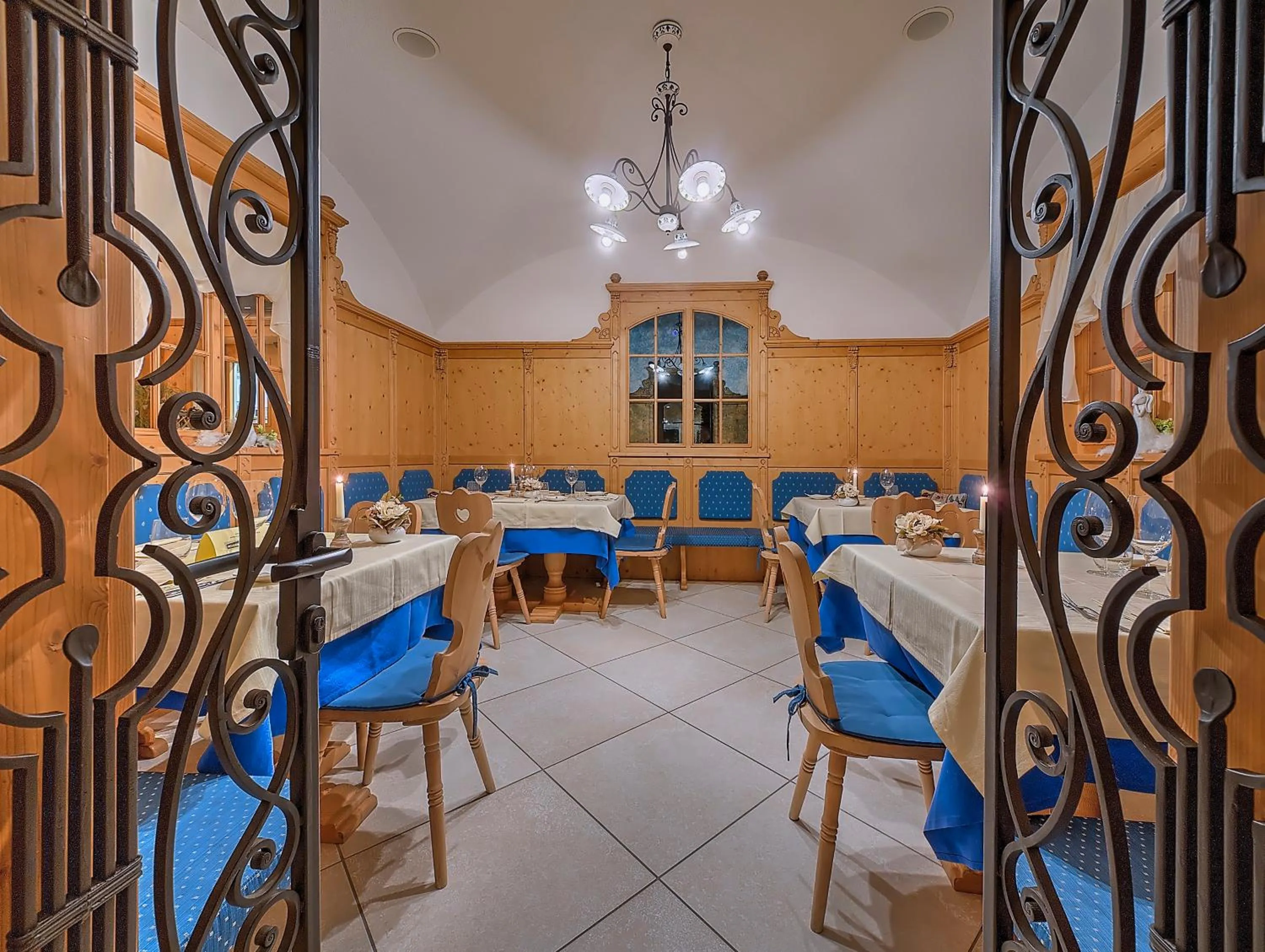 Restaurant/places to eat in Al Posta Hotel 1899