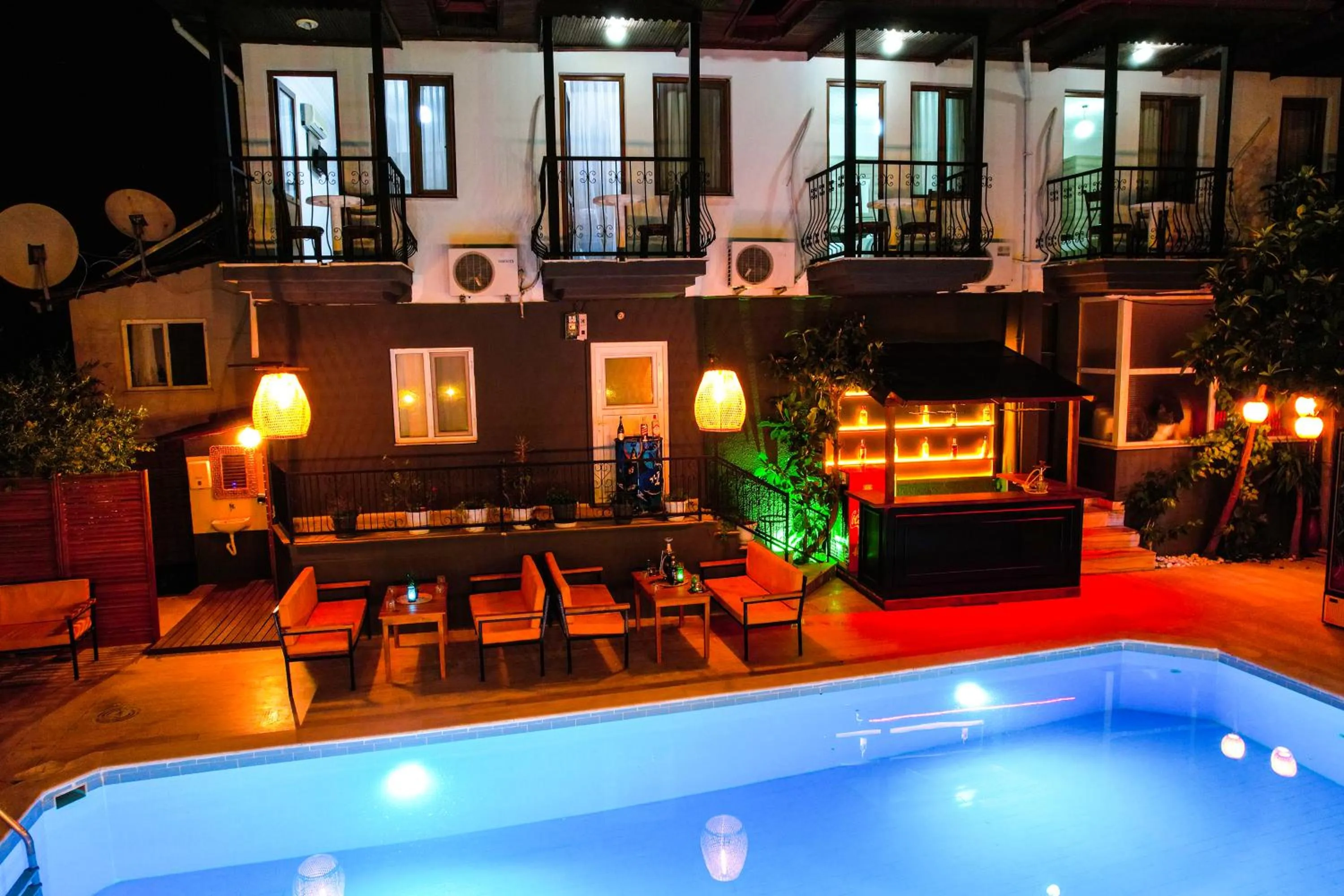 Four Seasons Apart Hotel